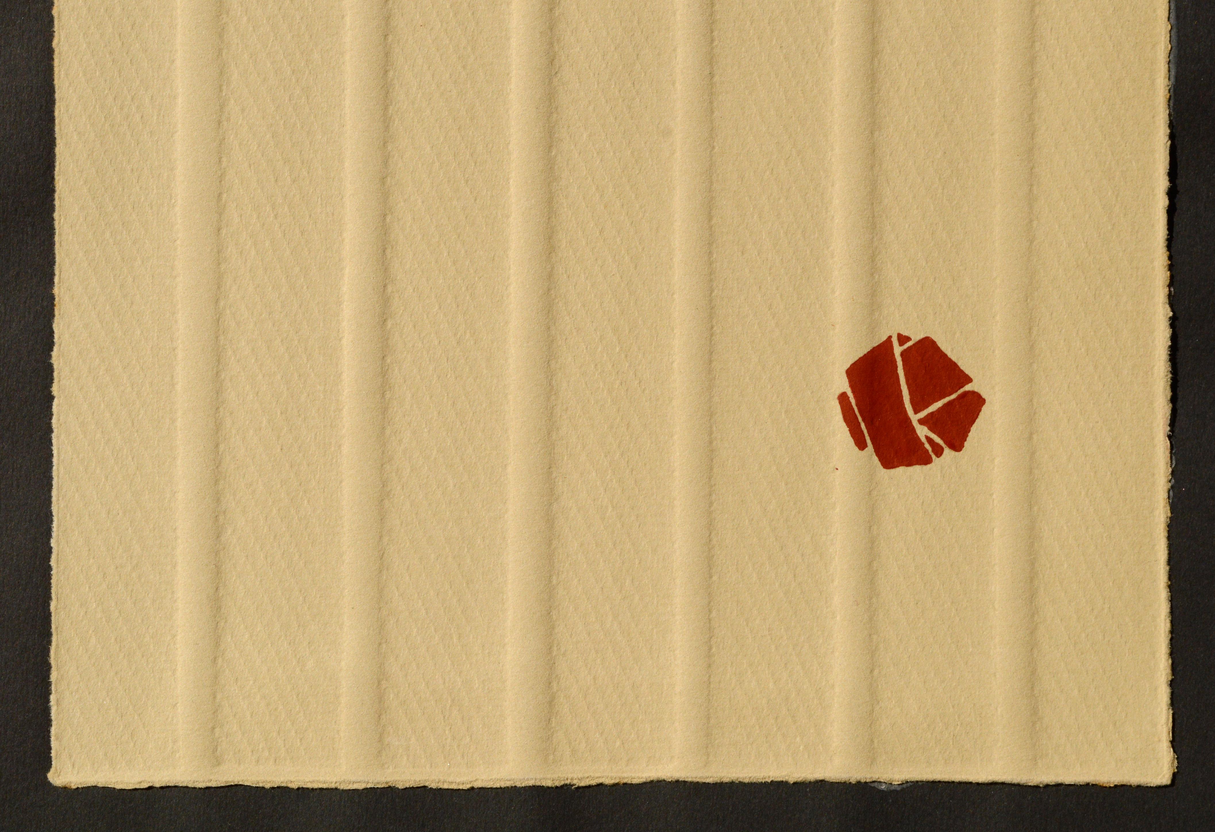 Kimono mit Papierapplikationen und roten Papierstreifen von Patricia A. Pearce (Amerikanerin, geb. 1948). Nummeriert, betitelt und signiert am unteren Rand (