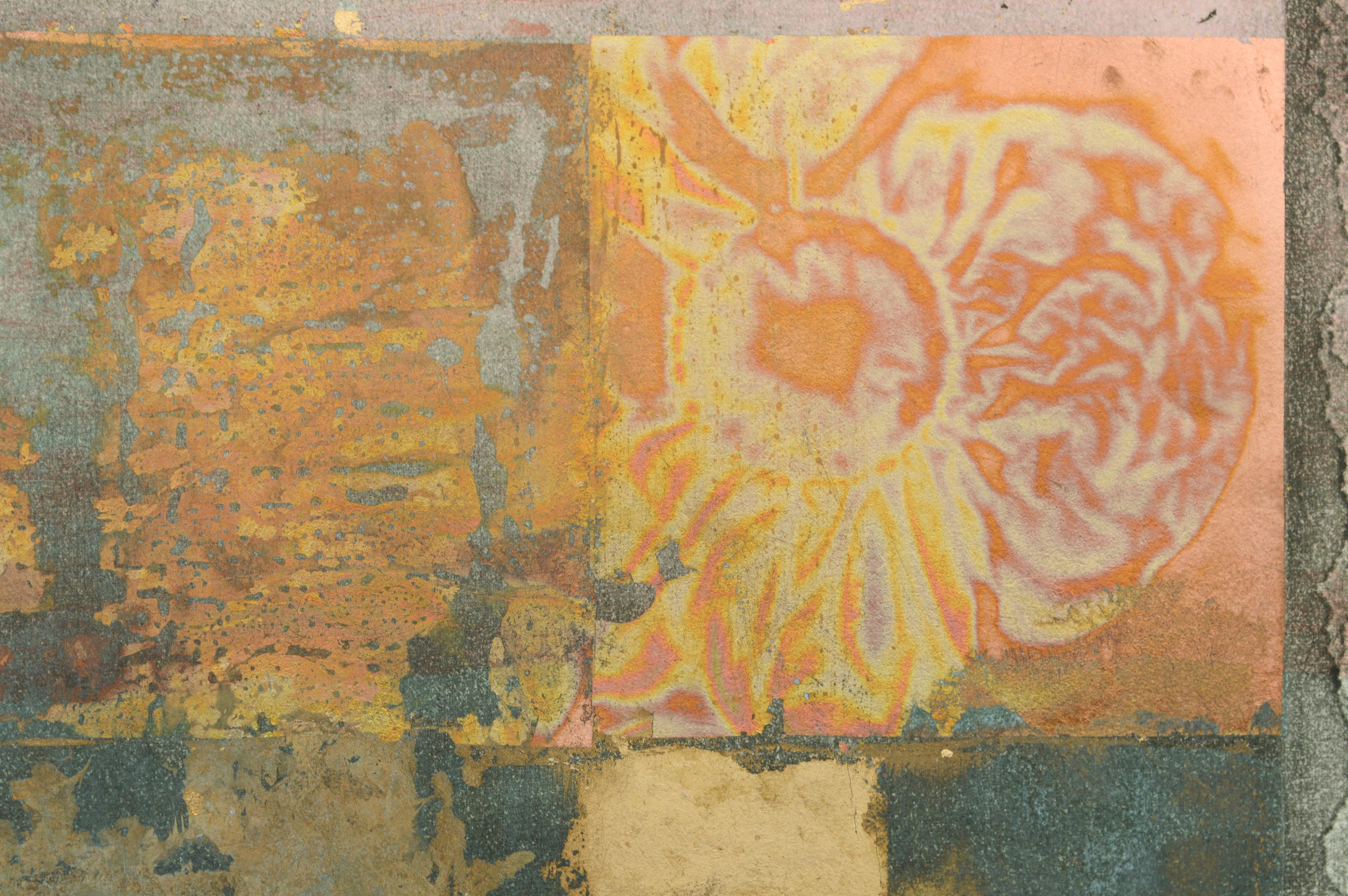 Abstrakte Komposition aus Blattgold und Kupfer von Patricia A. Pearce (Amerikanerin, geb. 1948). Dieses Stück besteht aus Schichten von Blattgold und Kupfer, die mit verschiedenen Methoden behandelt wurden, wodurch ein irisierender Effekt entsteht.