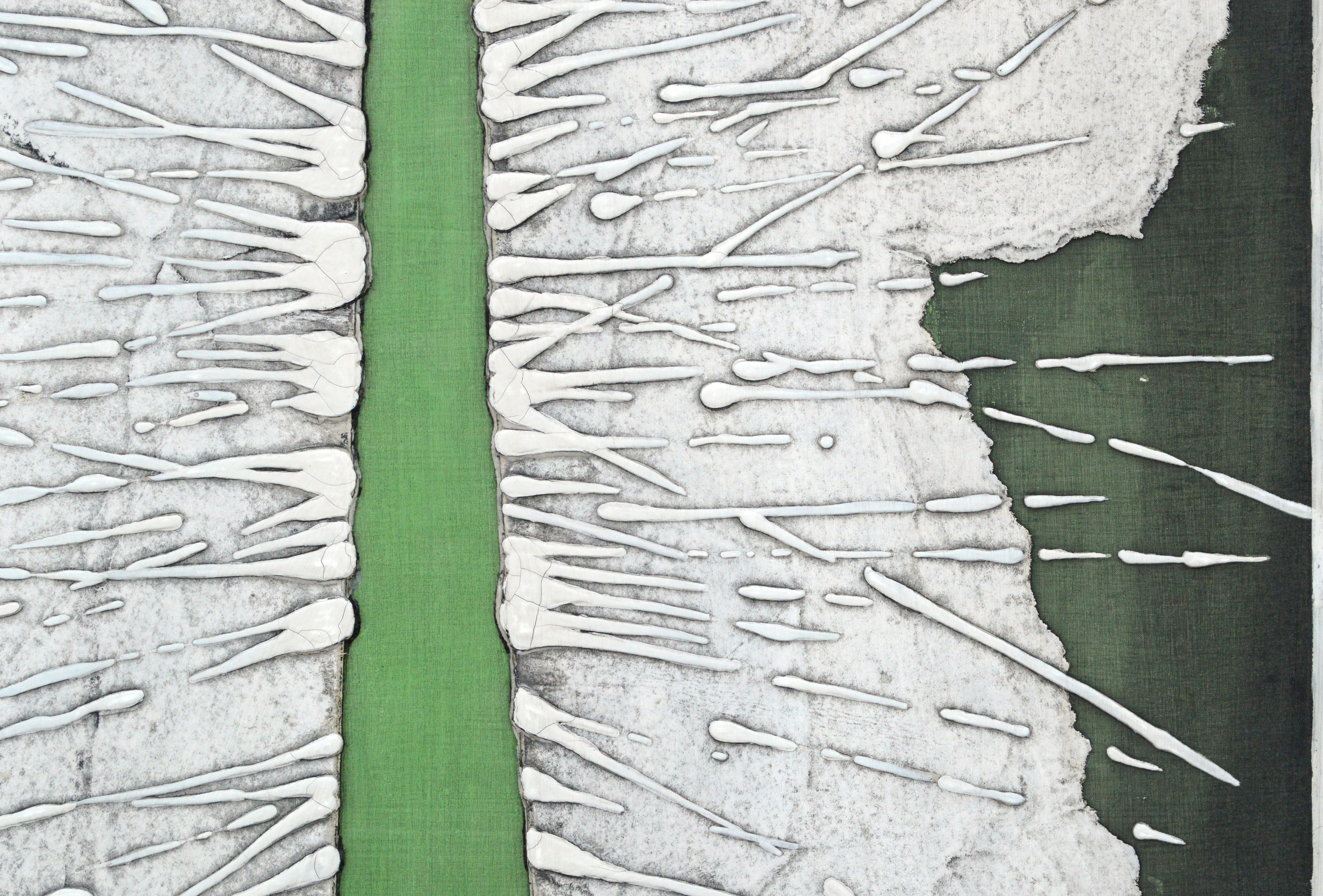 Modern Geometric Green & White Kimono, Abstract Expressionist Collagraph - Mixed Media Art Espressionismo astratto di Patricia A Pearce