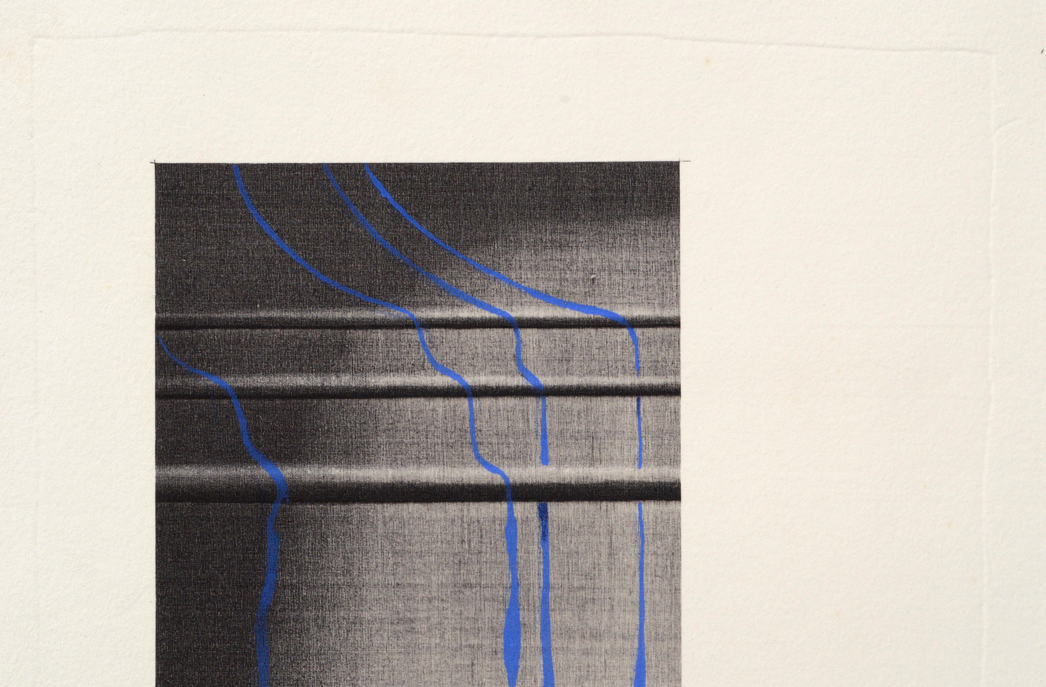 « Bleu à travers la porte » - Lithographie altérée à la main - Print de Patricia A Pearce