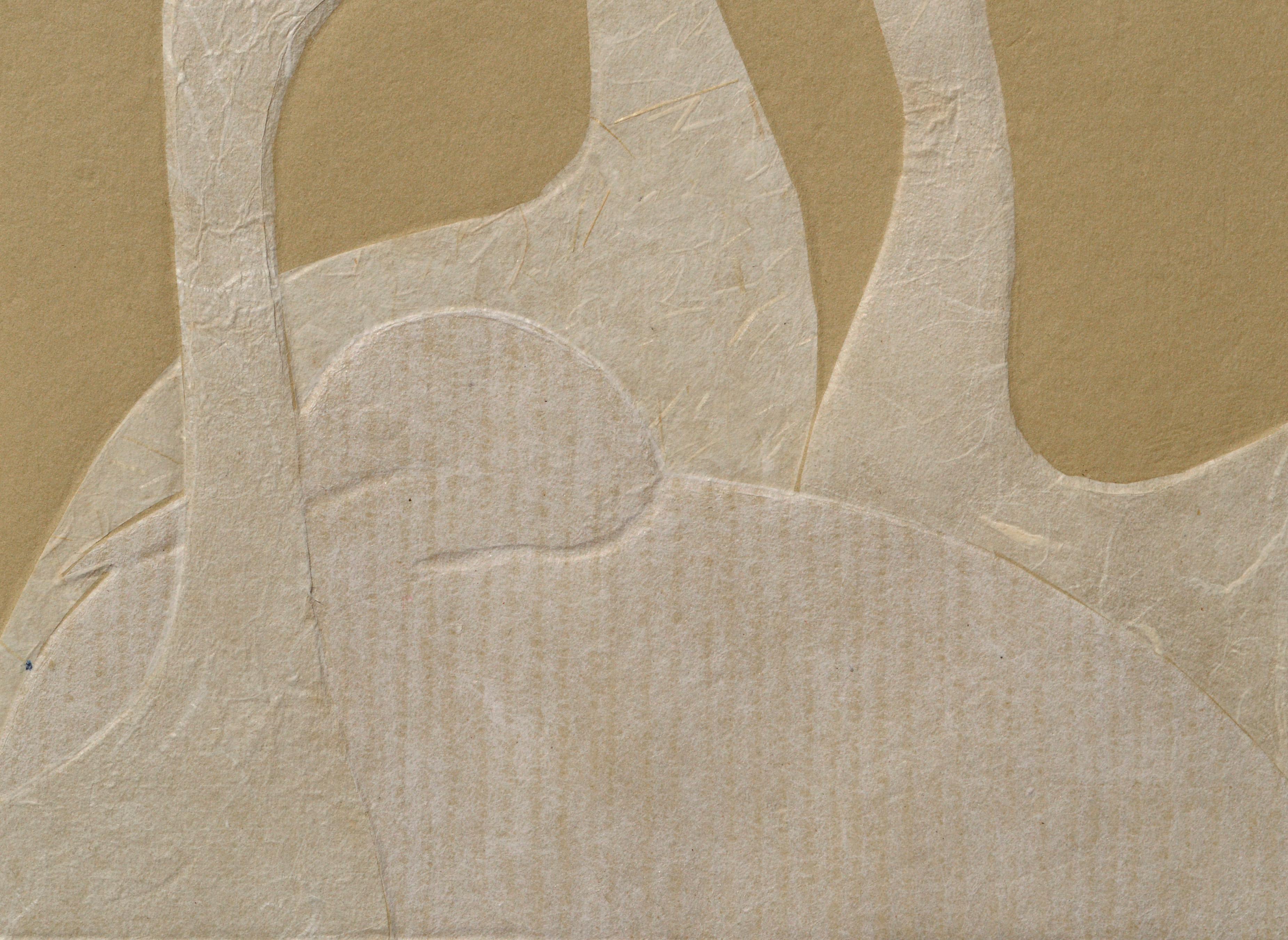 Papierkomposition „Die vier Schwäne“ (Beige), Abstract Print, von Patricia A Pearce