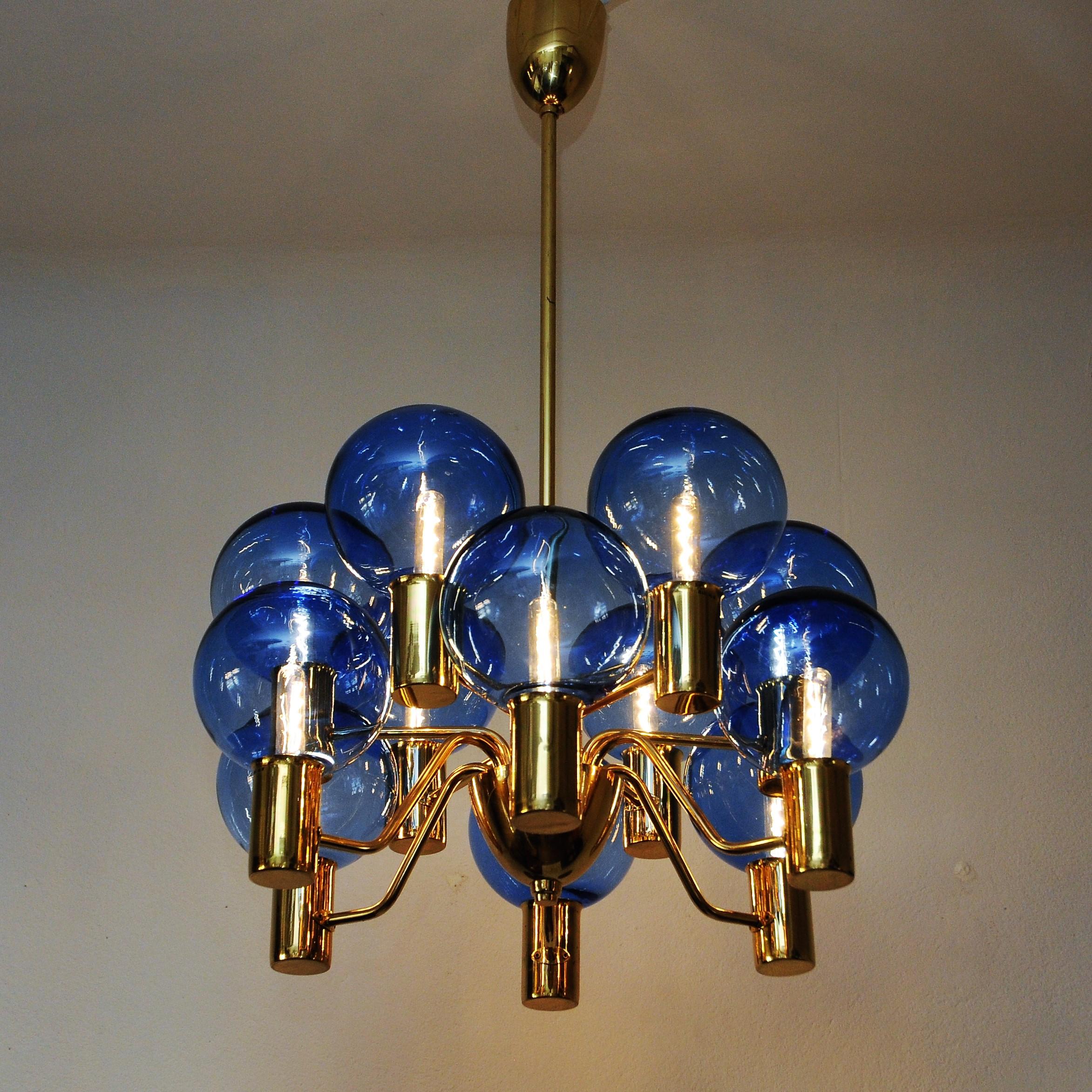 A beautiful and amazing Patricia chandelier with fantastic bluecolored stunning domes that really impresses you! This is model T372/12 by Hans-Agne Jakobsson. A 12-armed chandelier made in polished brass. Produced by Hans-Agne Jakobsson AB in