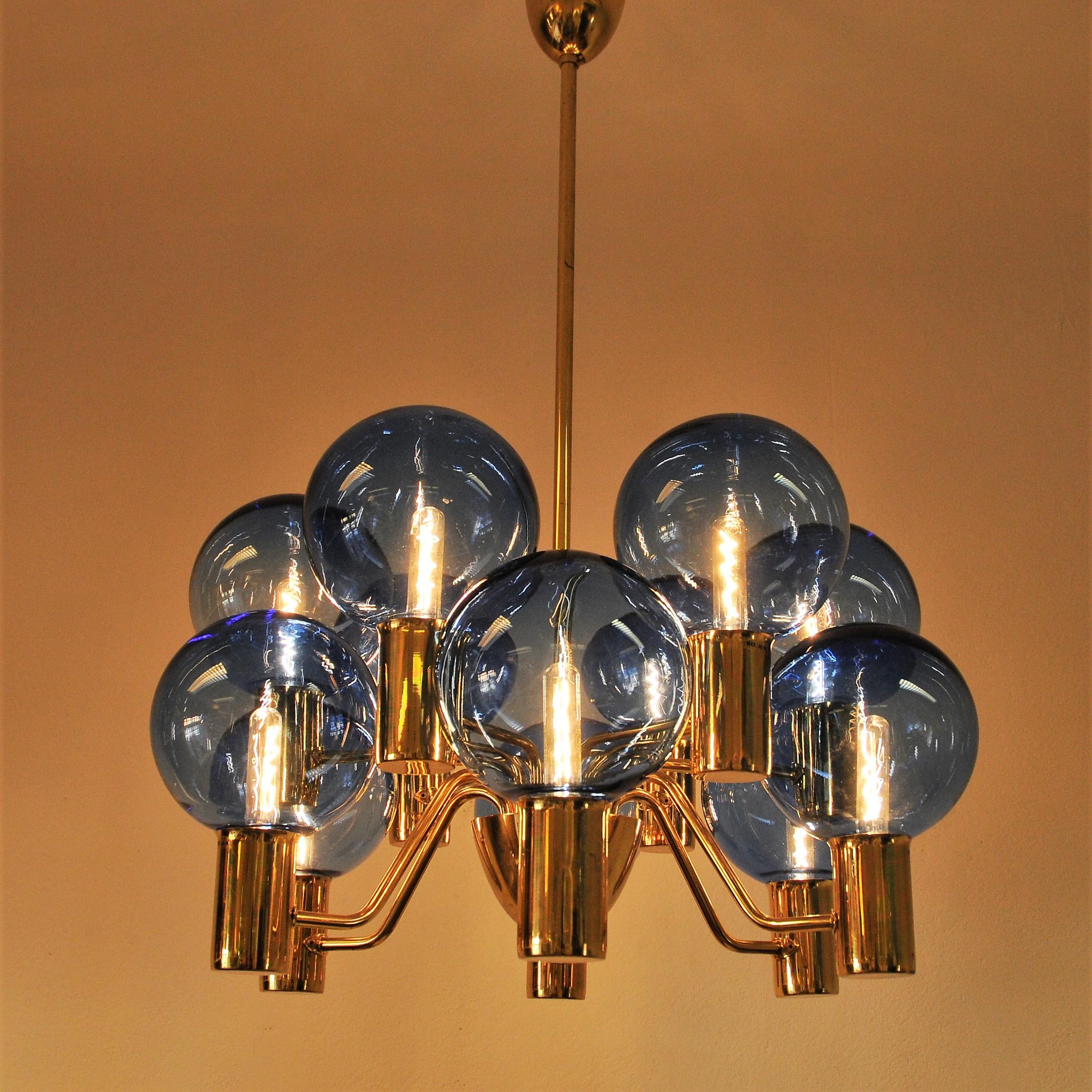 Patricia Chandelier with Blue Glass Mod T372/12 by Hans-Agne Jakobsson, Sweden In Good Condition In Stockholm, SE