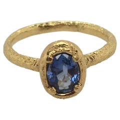 PATRICIA DAUNIS Zafiro Azul de Ceilán engastado en Anillo Atuik de Oro Texturado a Mano