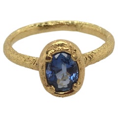 PATRICIA DAUNIS Bague Atuik en or texturé à la main avec saphir bleu de Ceylan 