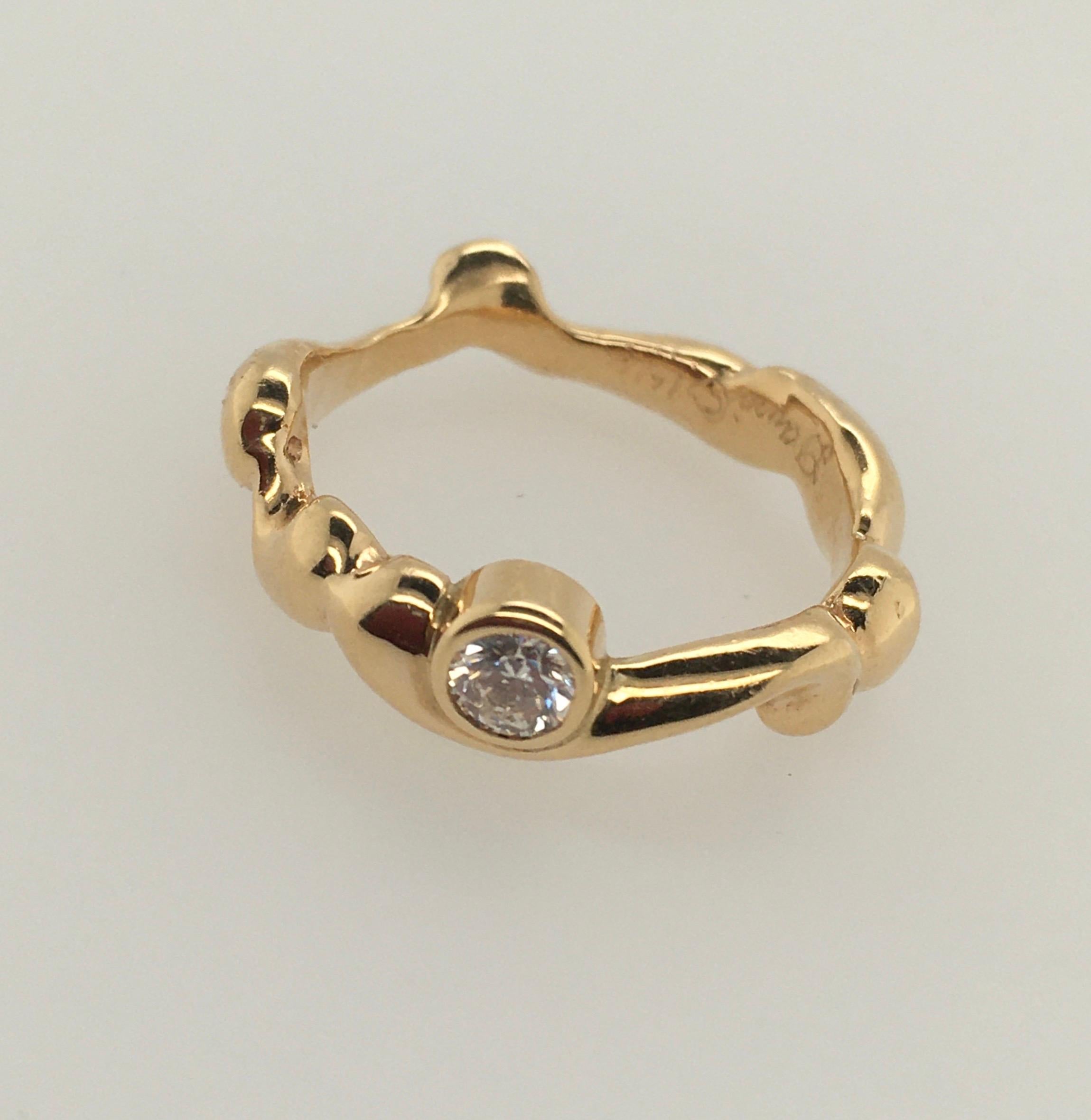 PATRICIA DAUNIS .18 Karat Diamant in Gelbgold gefasst asymmetrischer Wellenring (Rundschliff) im Angebot