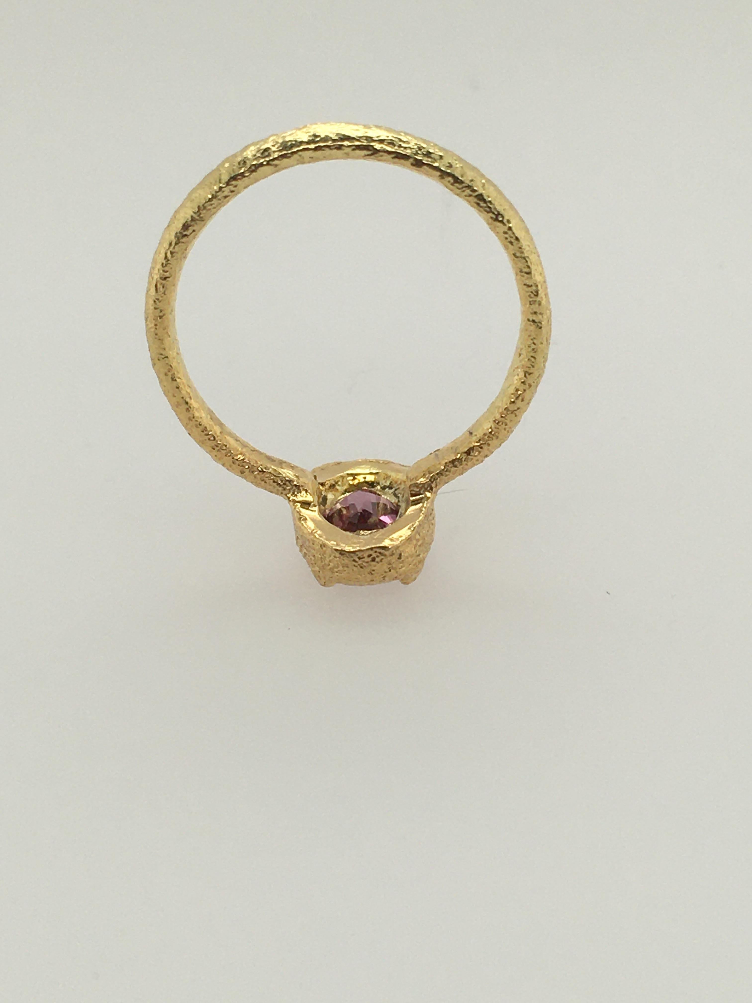 Patricia Daunis Hammered Yellow Gold with Oval Rose Pink Rhodolite Garnet Ring In Excellent Condition For Sale In Kennebunkport, ME