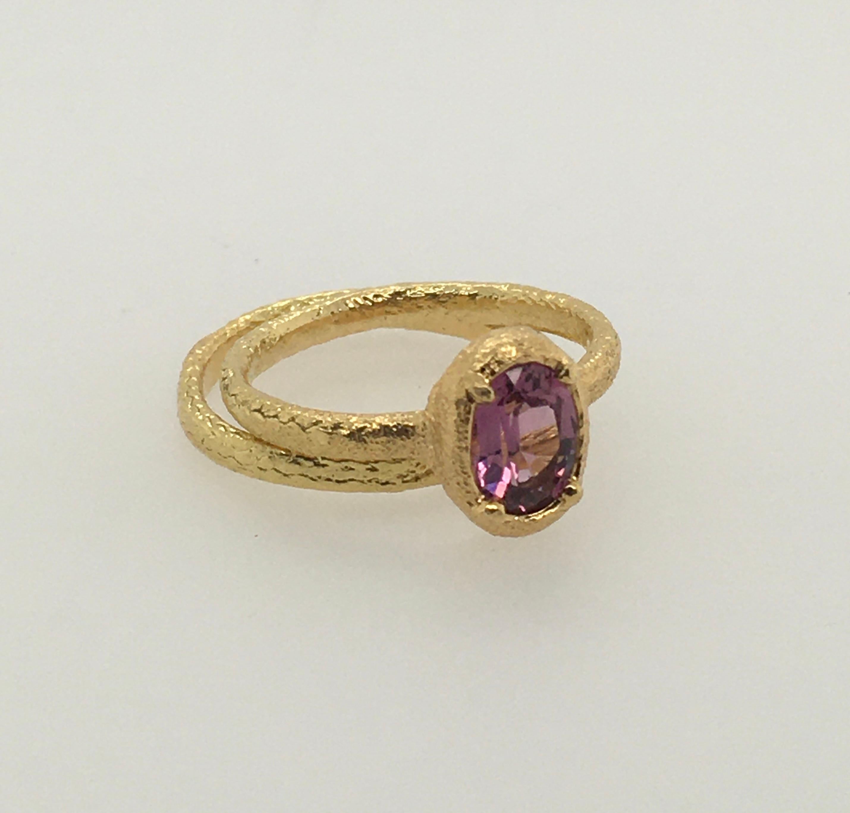 Patricia Daunis Hammered Yellow Gold with Oval Rose Pink Rhodolite Garnet Ring For Sale 2
