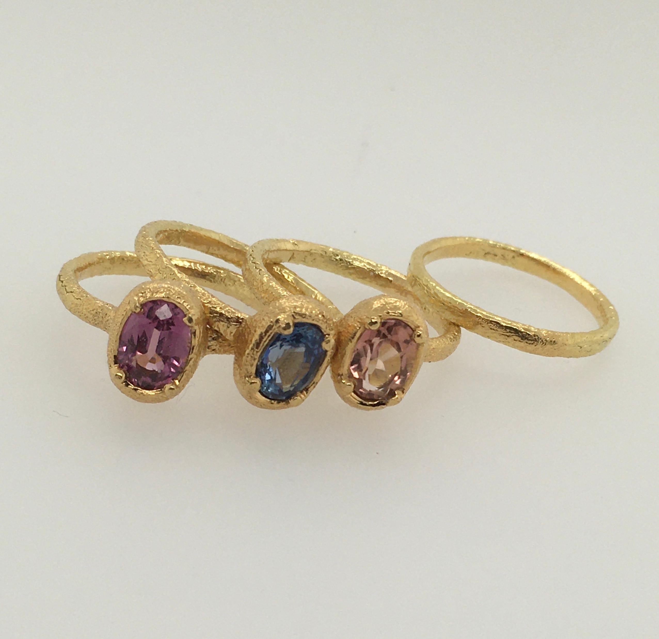 Patricia Daunis Hammered Yellow Gold with Oval Rose Pink Rhodolite Garnet Ring For Sale 3