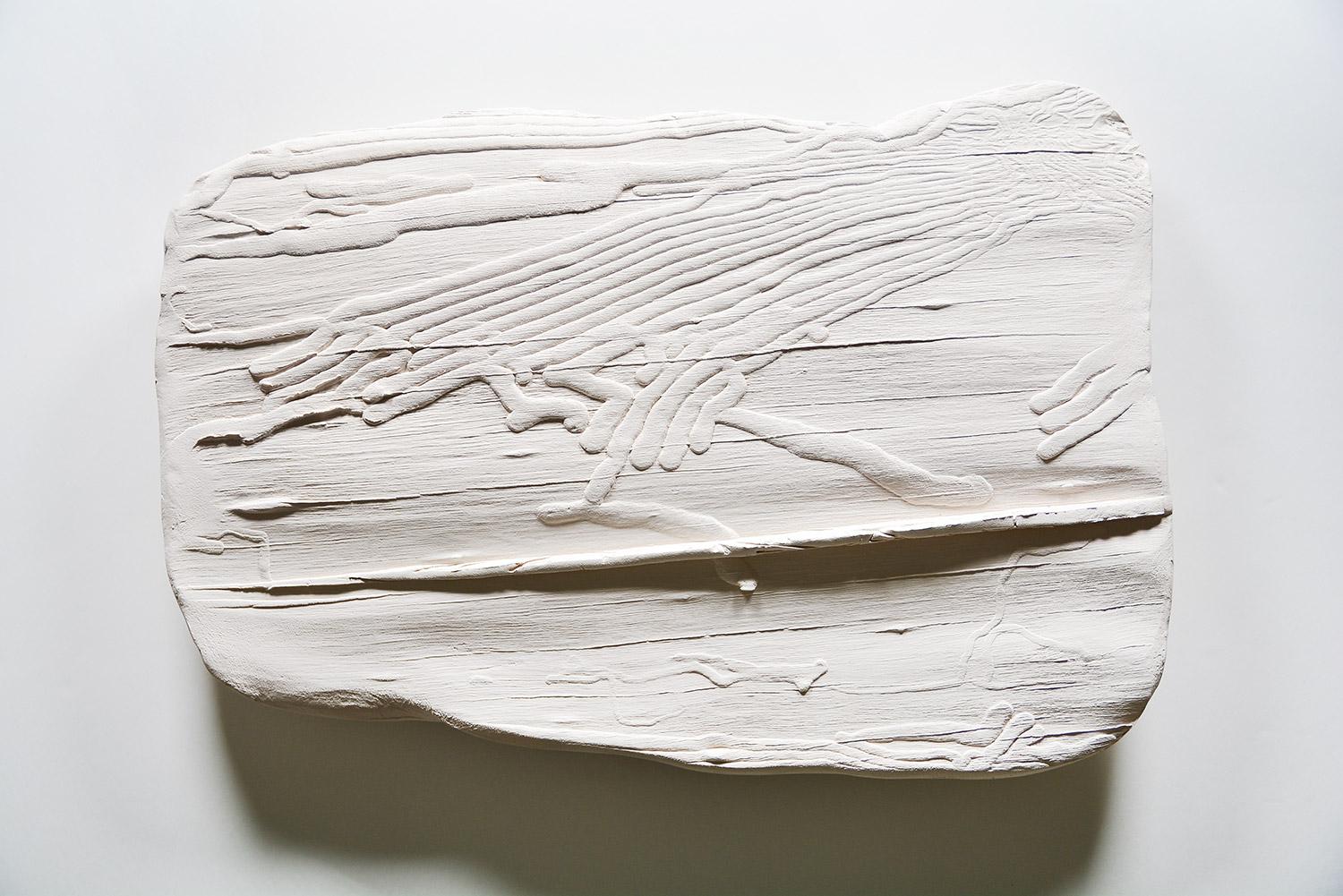 Patricia Lazcano Irazazábal Abstract Sculpture - TRAÇAS 1 Ceramic Sculpture Wood Tracks Nature White Neutral Decoration Art 