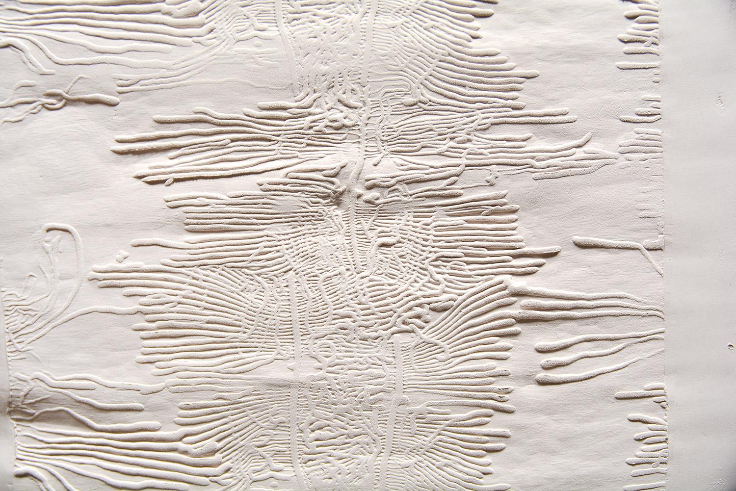 TRAÇAS 4 Ceramic Sculpture Wood Tracks Nature White Neutral Decoration Art  - Gray Abstract Sculpture by Patricia Lazcano Irazazábal