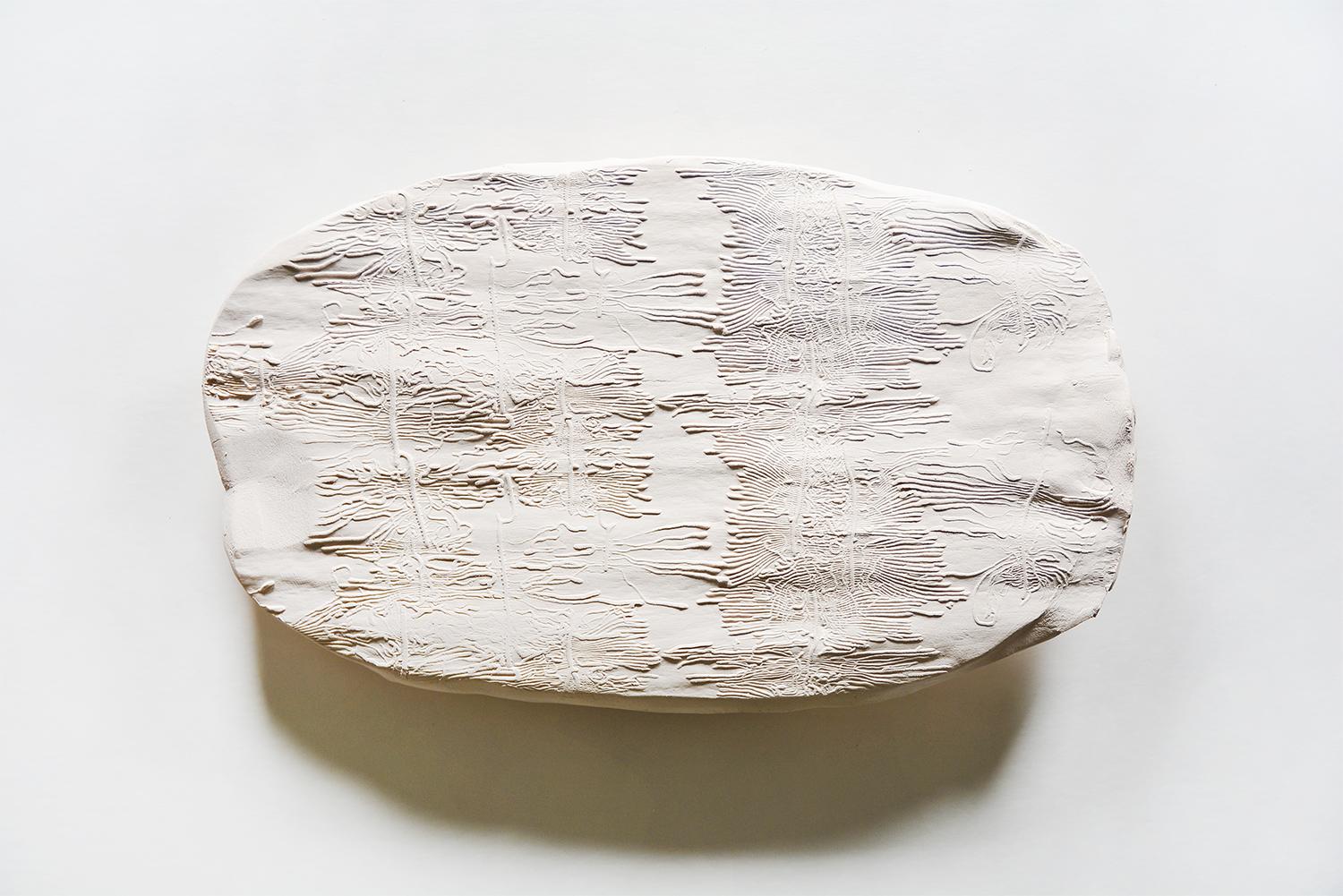Patricia Lazcano Irazazábal Abstract Sculpture - TRAÇAS 5 Ceramic Sculpture Wood Tracks Nature White Neutral Decoration Art 