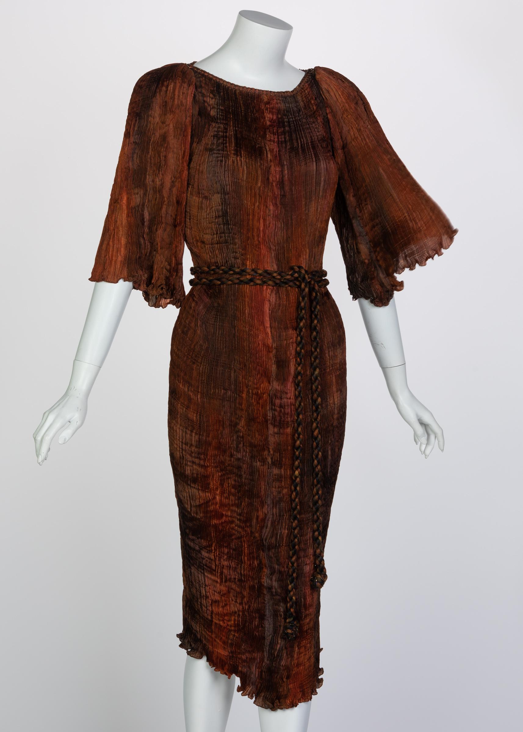 Patricia Lester begann mit der Schneiderei, um stilvolle und anspruchsvolle Kleider für Frauen aller Größen herzustellen. Inspiriert von Blumen, Kunst und Natur, vermitteln Lesters Kreationen ein Gefühl von Weiblichkeit mit einer klassischen