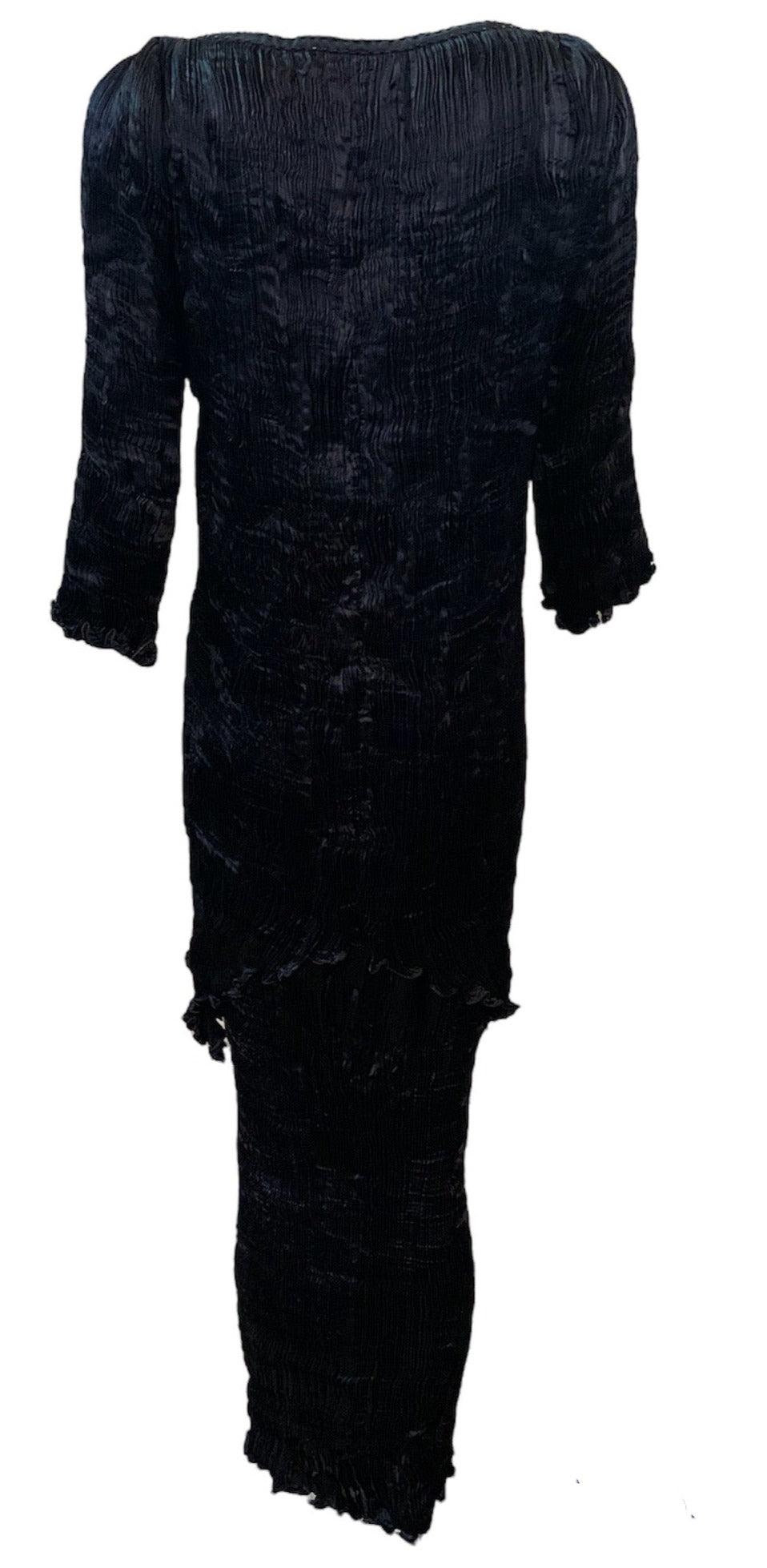 La créatrice Patricia Lester a ressuscité la technique du perma-plissage dans le style du look classique de Fortuny. Ensemble 2 pièces datant des années CIRCA, composé d'un long haut de style tunique  avec encolure en perles de bogues noires et 
