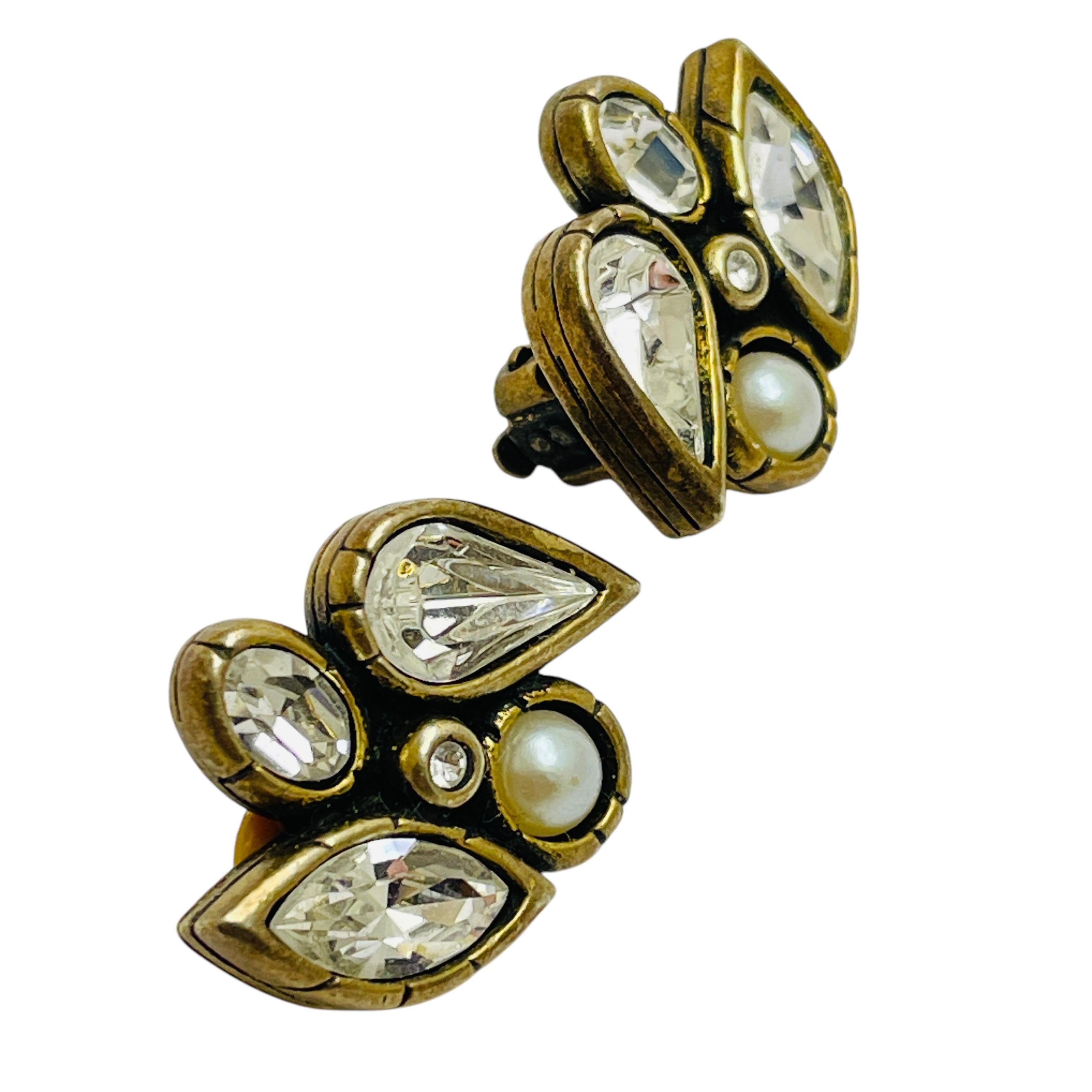 DETAILS

- • unterzeichnet von PATRICIA LOCKE 

- • goldfarben mit Glassteinen

- • Vintage-Designer-Ohrringe

MASSNAHMEN  

- • 

CONDIT

- •  sehr guter Vintage-Zustand mit minimalen Gebrauchsspuren 

 Sku 49

❤️❤️  VINTAGE-DESIGNER-SCHMUCK