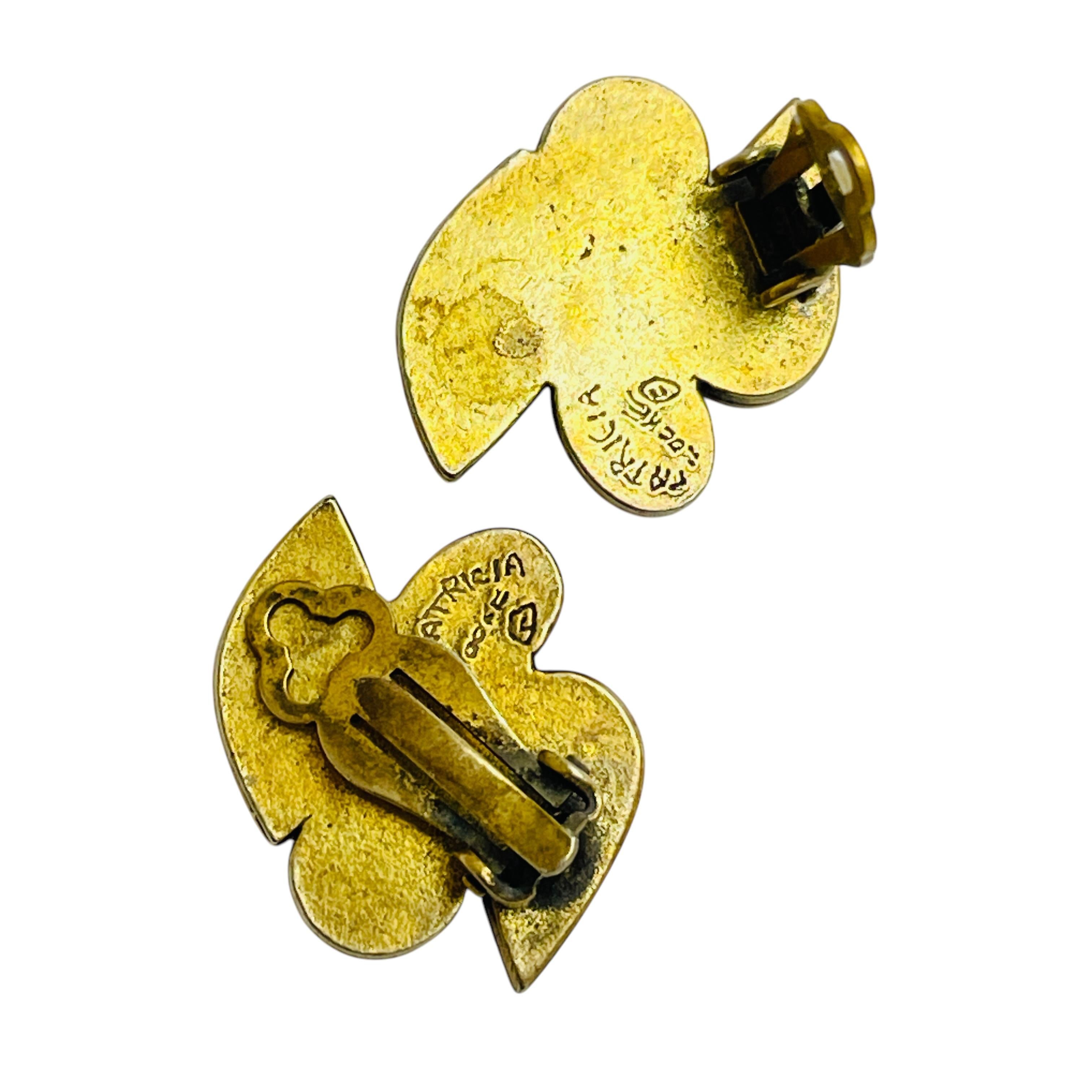 PATRICIA LOCKE Vintage signiert Gold Ton Glas Designer Clip auf Ohrringe im Zustand „Gut“ im Angebot in Palos Hills, IL