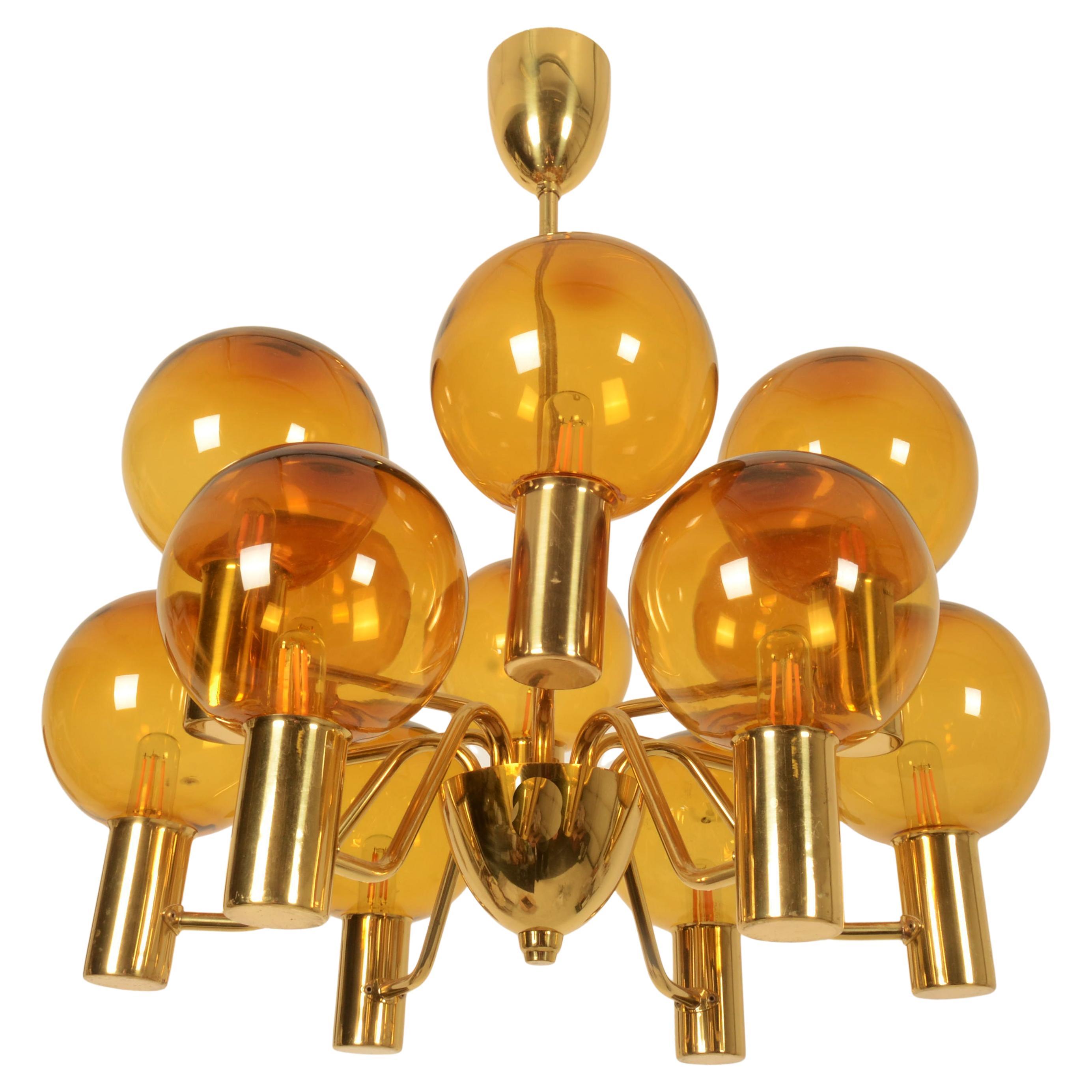 T372 La lámpara Patricia fue diseñada en los años 60 por Hans-Agne Jakobsson y luego editada por Hans-Agne Jakobsson AB en Markaryd (Suecia). Estructura de latón con 12 brazos y 12 globos de cristal. Se trata de tomas E14 originales.
 