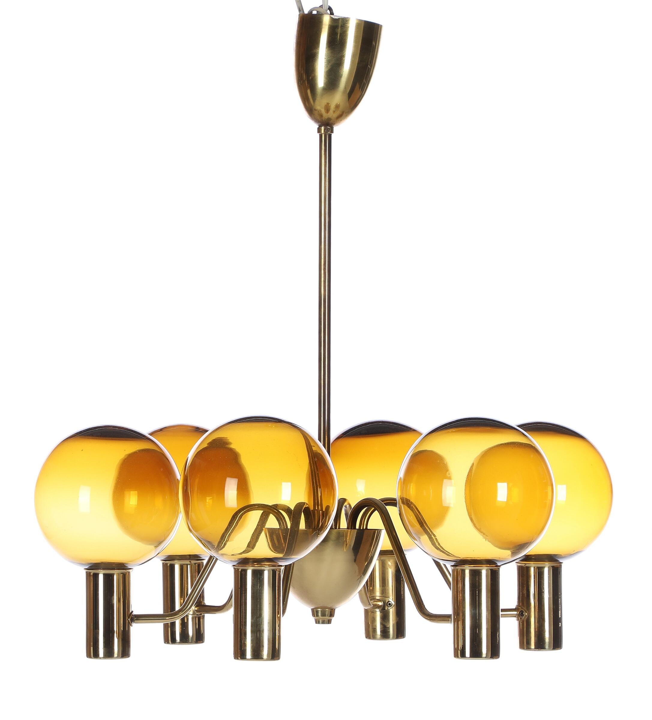 T372 / 6 Patricia chandelier was designed in the 1960s by Hans-Agne Jakobsson and then edited by Hans-Agne Jakobsson AB in Markaryd in Sweden. Brass frame with 6 arms and 6 glass globes. These are original E14 sockets.
 