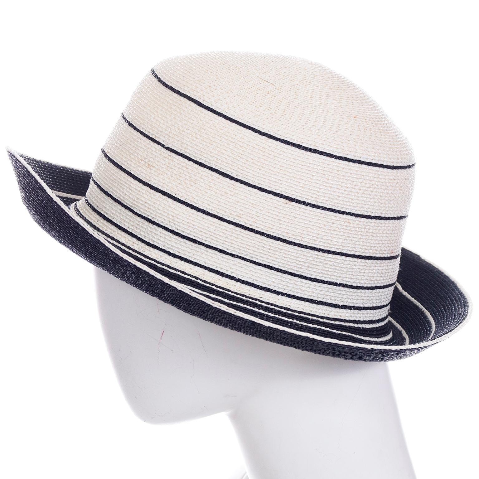 Gris Patricia Underwood New York - Chapeau d'été en paille enduite bleu et blanc vintage en vente