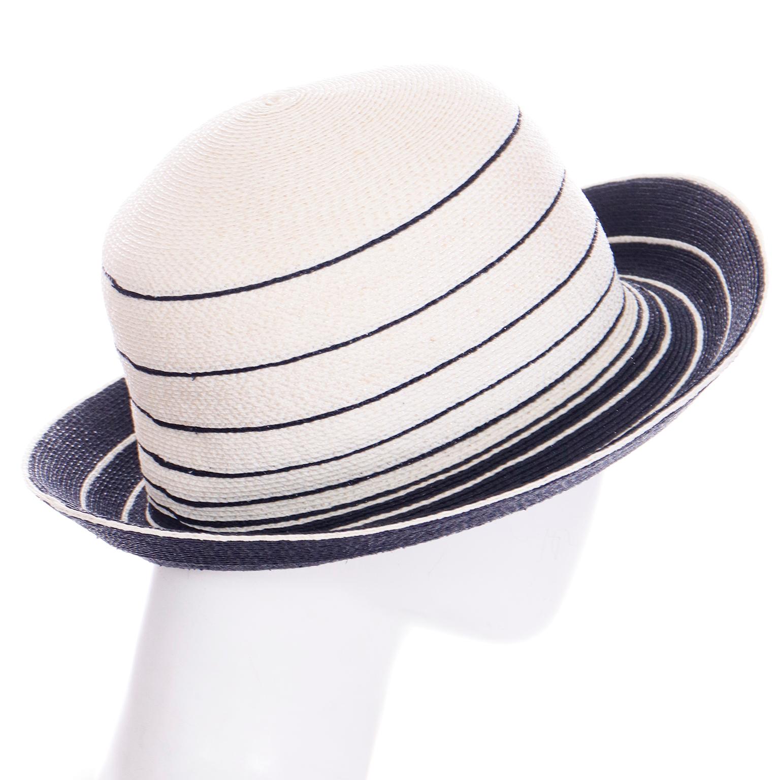 Patricia Underwood New York - Chapeau d'été en paille enduite bleu et blanc vintage Pour femmes en vente