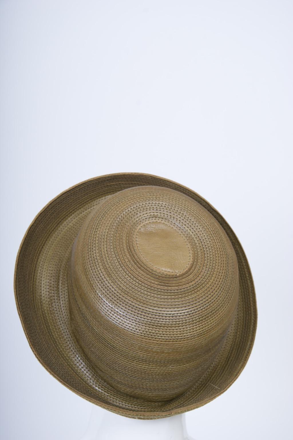 Chapeau en cuir olive de Patricia Underwood Excellent état - En vente à Alford, MA