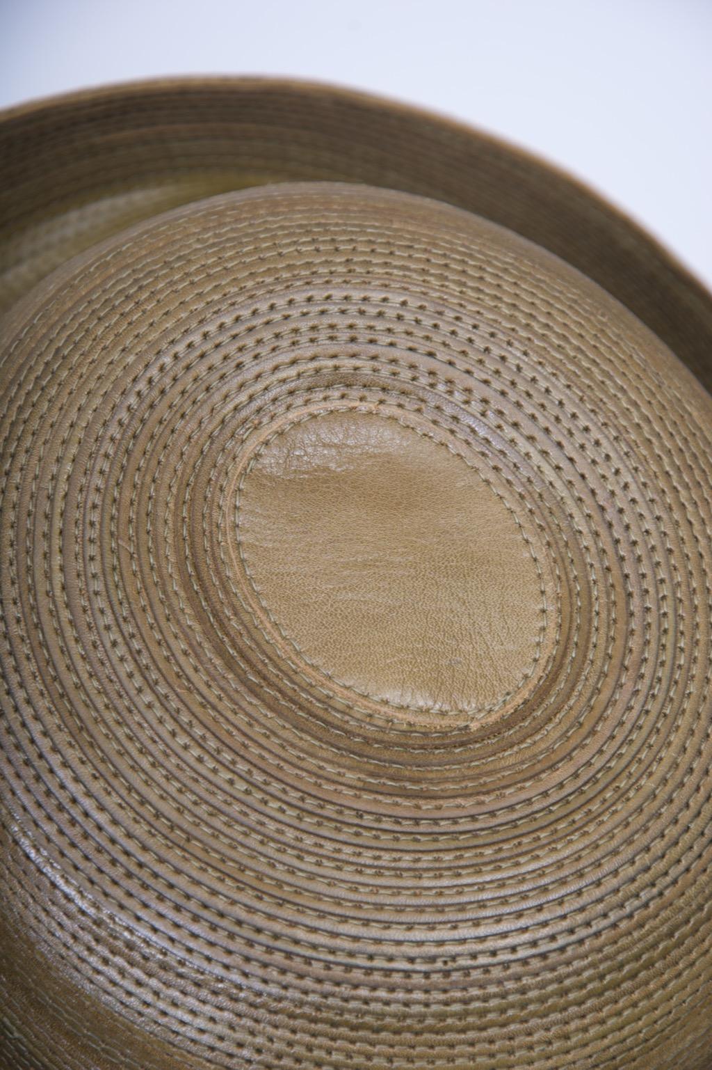 Chapeau en cuir olive de Patricia Underwood Pour femmes en vente