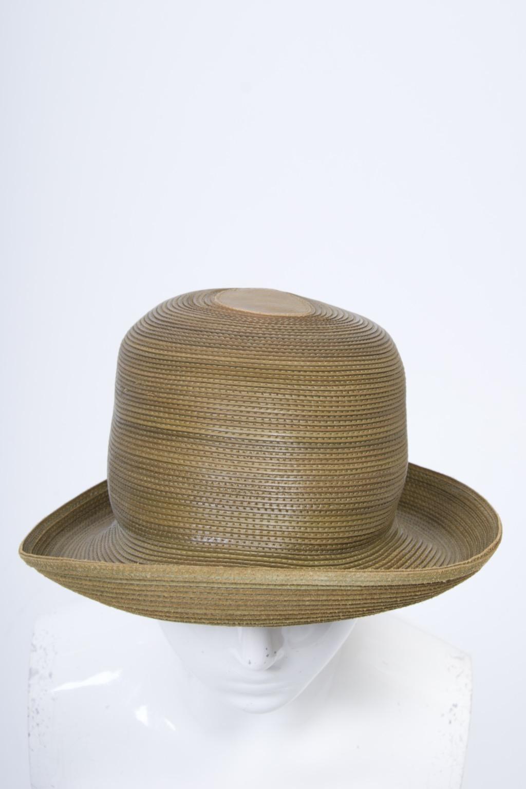 Chapeau en cuir olive de Patricia Underwood en vente 1