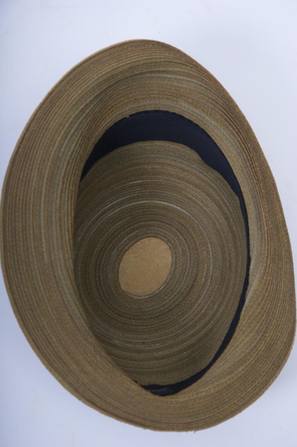 Chapeau en cuir olive de Patricia Underwood en vente 2