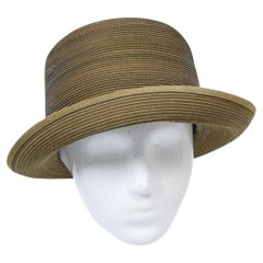 Chapeau en cuir olive de Patricia Underwood