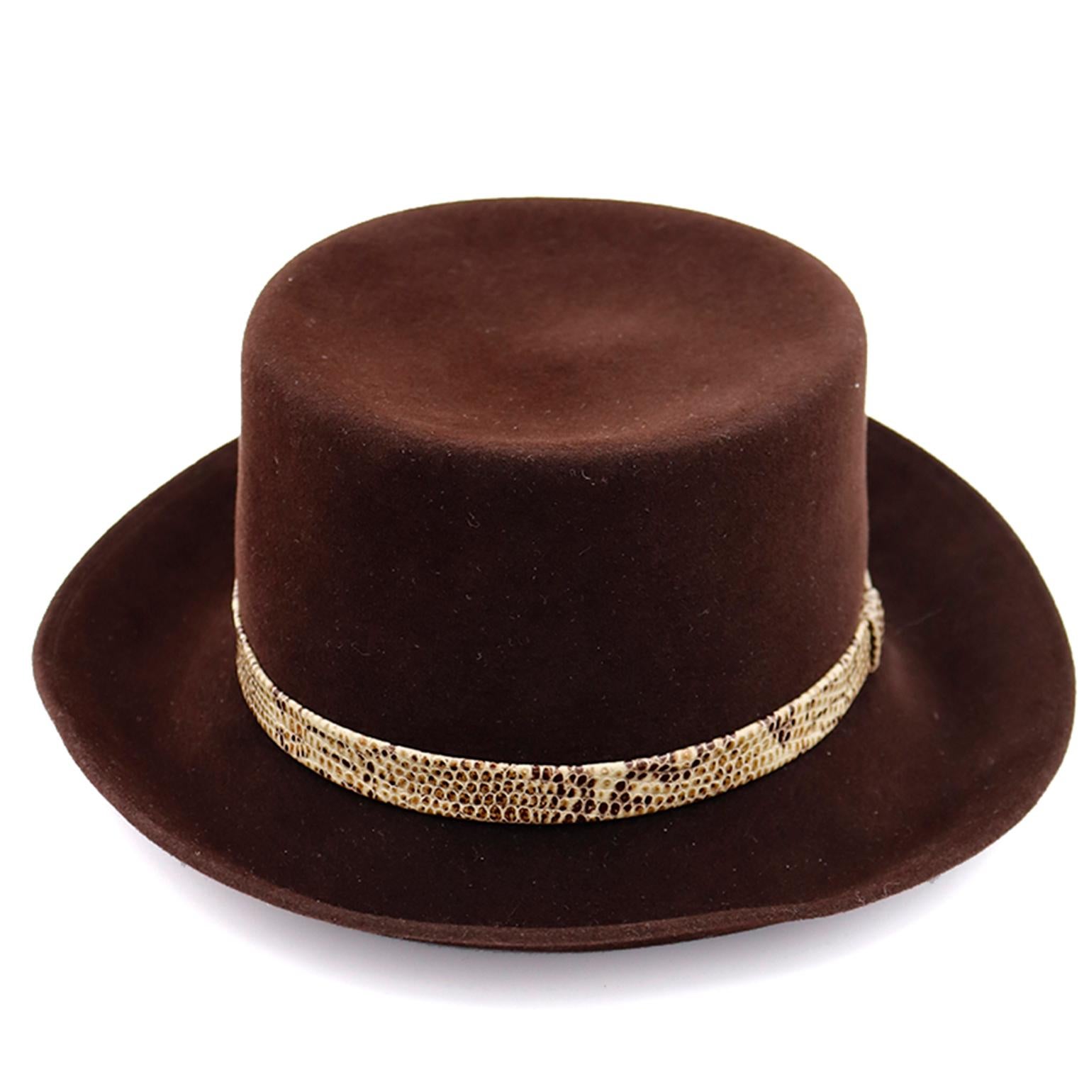 Dies ist eine schöne Vintage Patricia Underwood dunkelbraune Wolle Hut mit einem schmalen Schlangenhaut Band. Die Hüte von Patricia Underwood gehören zu den schönsten, und sie sind so gut gemacht. 
INNENMASS: 22