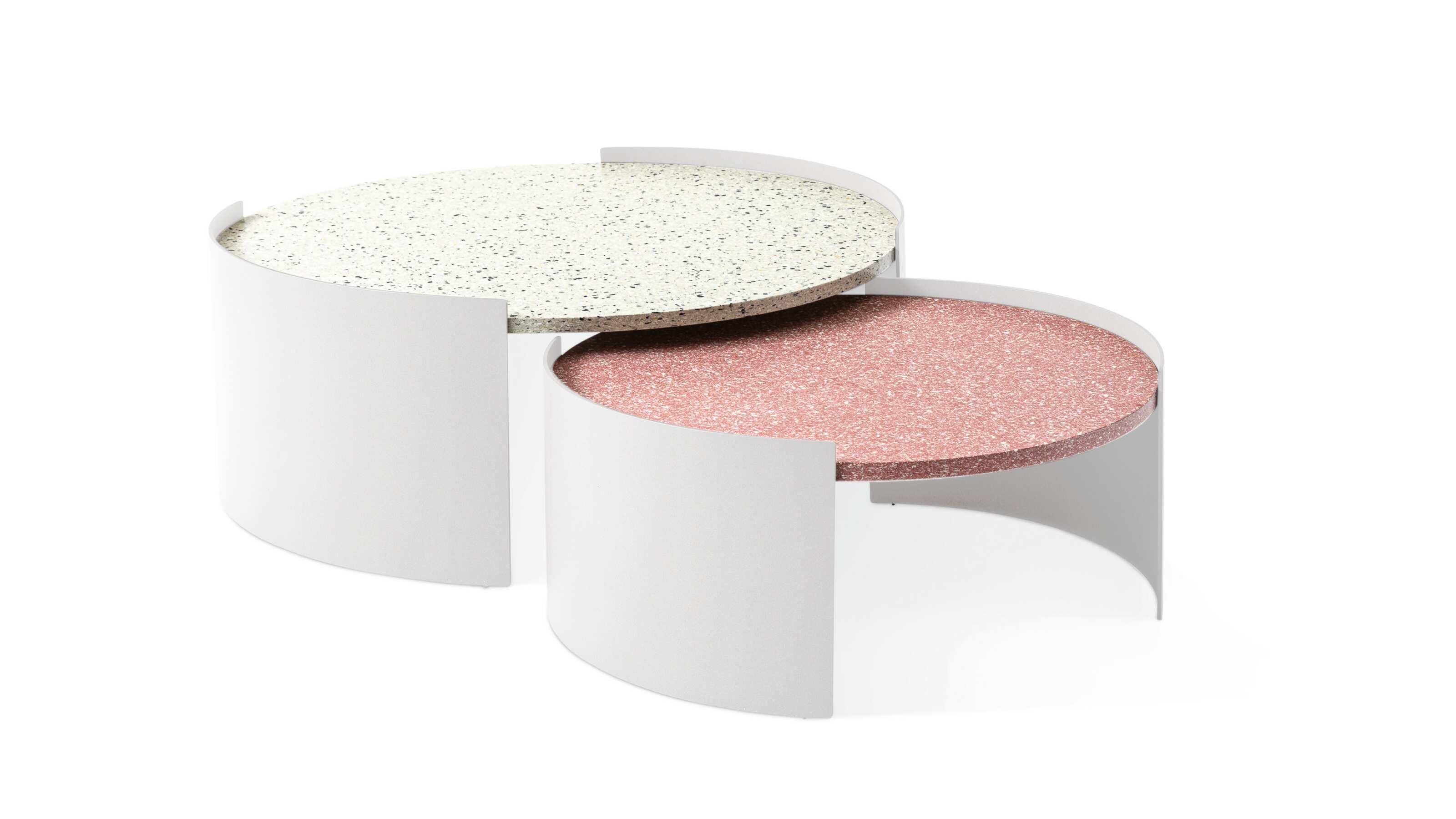 Ensemble de deux tables d'appoint d'extérieur Bowy pour Cassina

Table basse d'extérieur Bowie 70x30cm, structure en tôle d'aluminium peinte ivoire et plateau en panneau RFM® en fibre de verre recyclée blanc et gris.

Assortis : empilez-les et