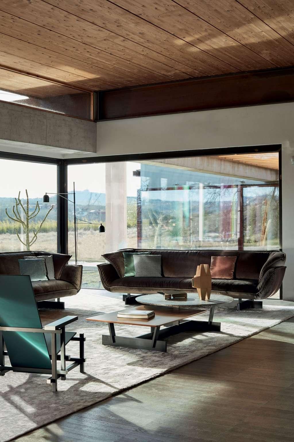 Sofá modular diseñado por Patricia Urquiola en 2016. Fabricado por Cassina en Italia.

Rindiendo homenaje a la obra de Vico Magistretti, este innovador sistema de asientos tapizados se sustenta en una viga de soporte sobre la que se unen módulos