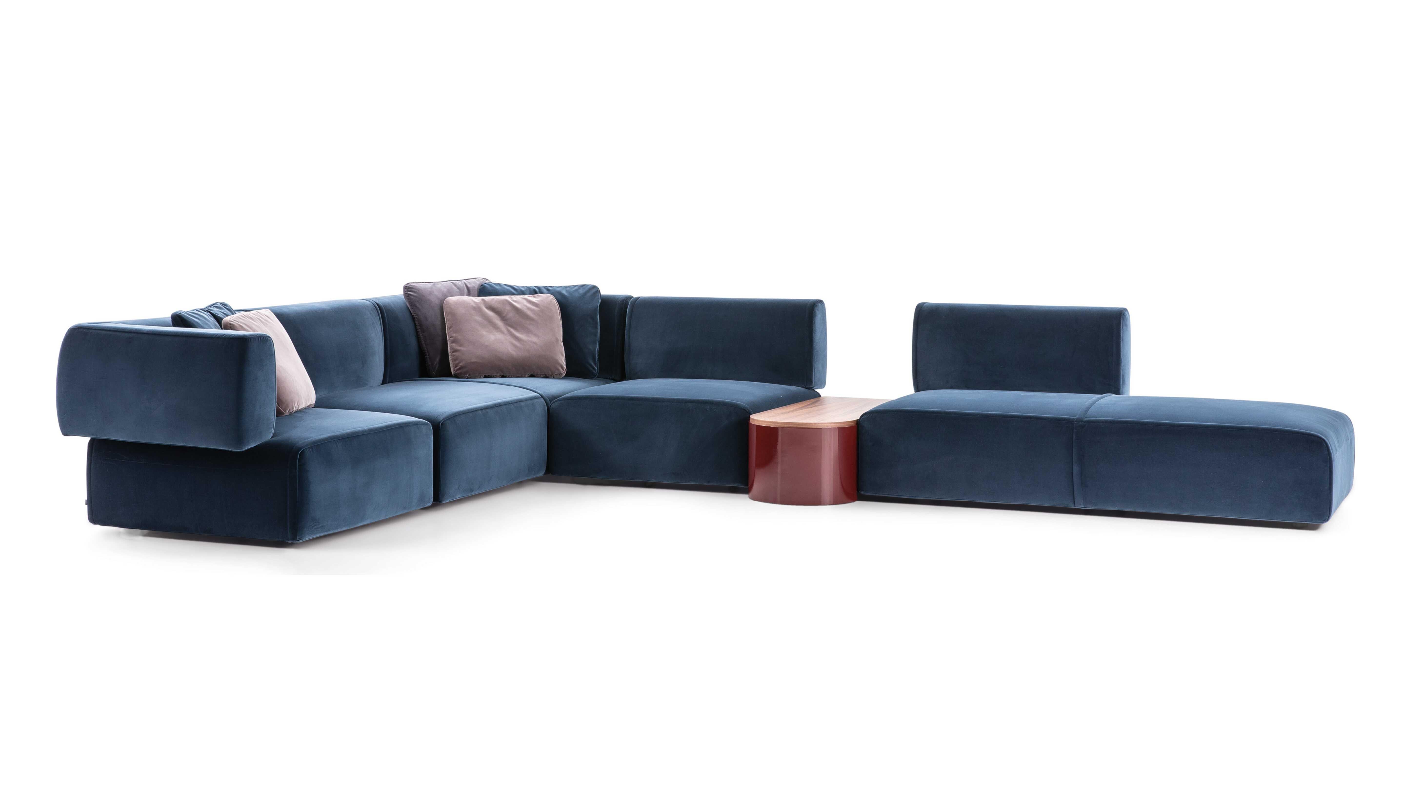 Patricia Urquiola Canapé en forme de bol pour Cassina

Les lignes douces et accueillantes de ce canapé sont synonymes de confort et de flexibilité. Les formes circulaires, semi-circulaires et rectangulaires alternent pour créer un jeu dynamique de
