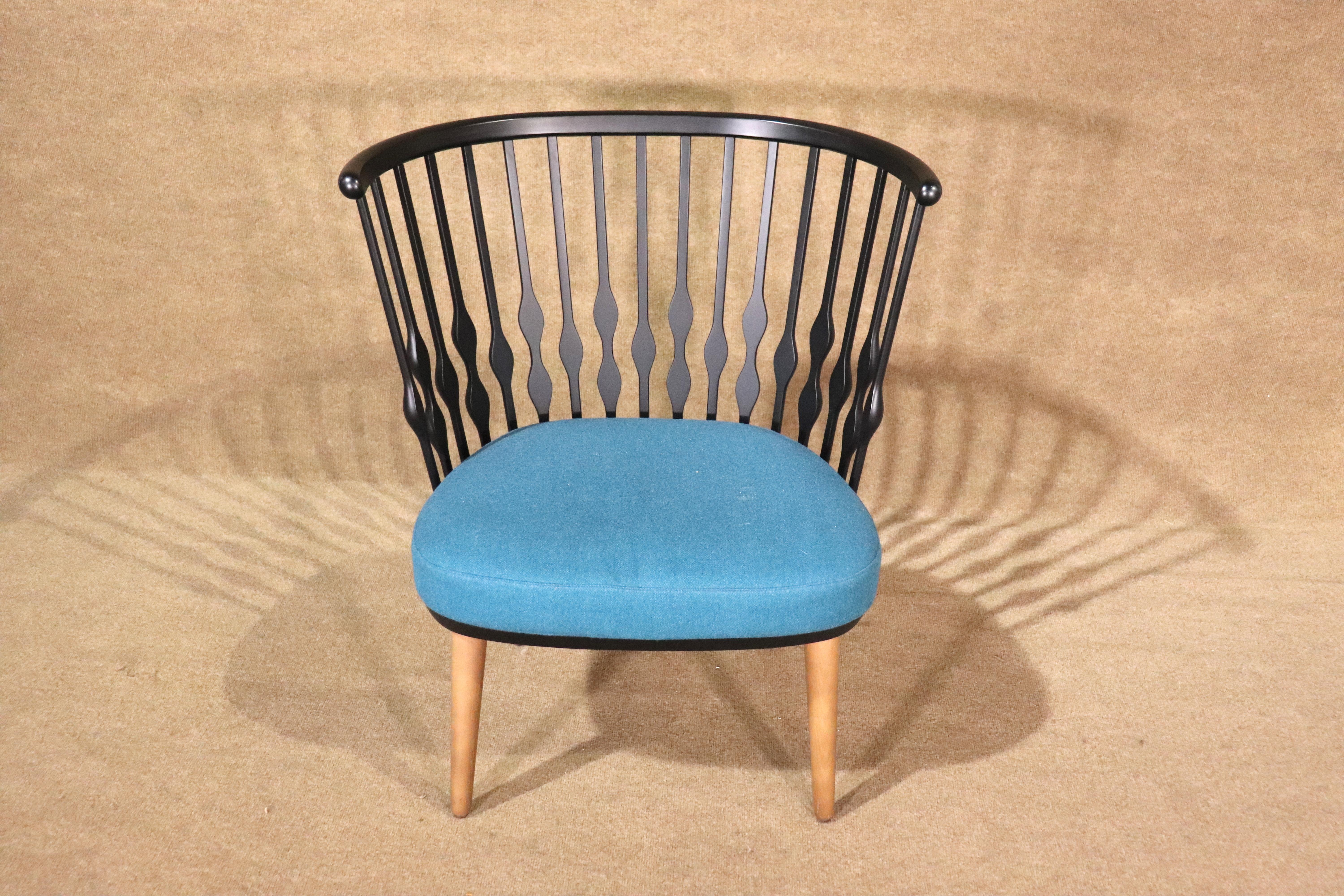 Dieser Stuhl mit Spindellehne aus ebonisiertem Holz wurde von Patricia Urquiola für Andreu World entworfen. Seine Form ist von dem berühmten Stuhl von Yngve Ekström aus den 1960er Jahren abgeleitet. Die Holzspindeln verbinden die abgerundete