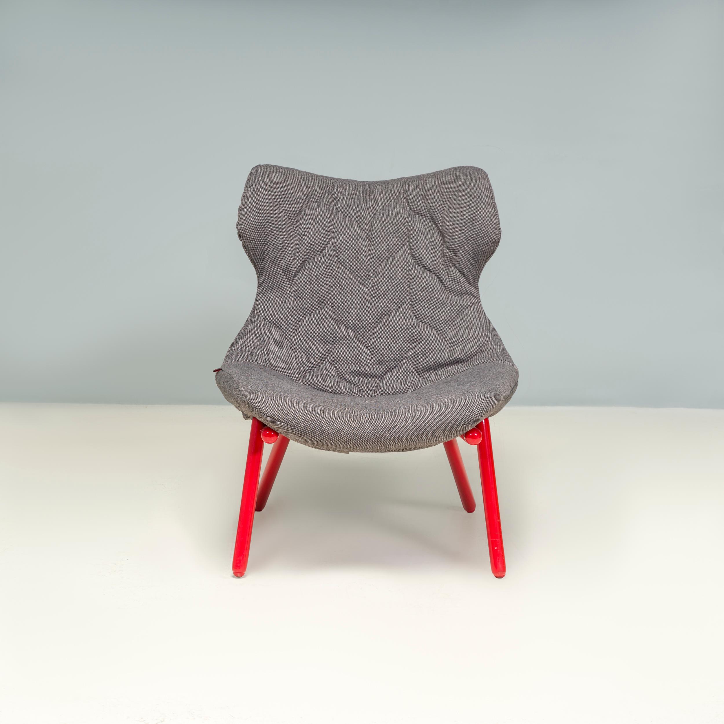 Der 2012 von Patricia Urquiola für Kartell entworfene Sessel Foliage ist von der Natur inspiriert und schafft ein perfektes Gleichgewicht zwischen dem natürlichen Wort und zeitgenössischem Möbeldesign.

Das Gestell aus Eisenrohr ist rot lackiert und