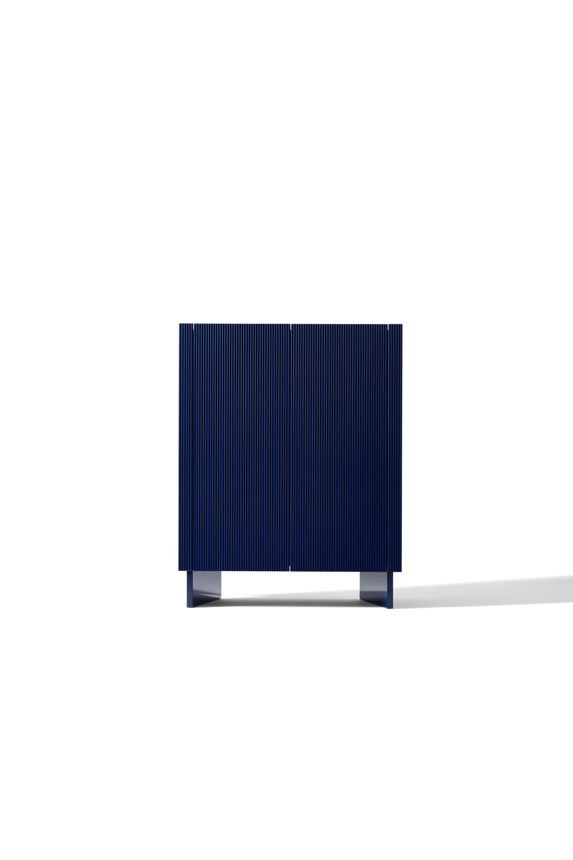 
Patricia Urquiola Armadio Hayama per Cassina

Con la sua inconfondibile firma di design, ciò che Patricia Urquiola crea è un invito al viaggio, sotto forma di mobili - attraverso la collezione Hayama, composta da un mobile, un bar, una credenza e