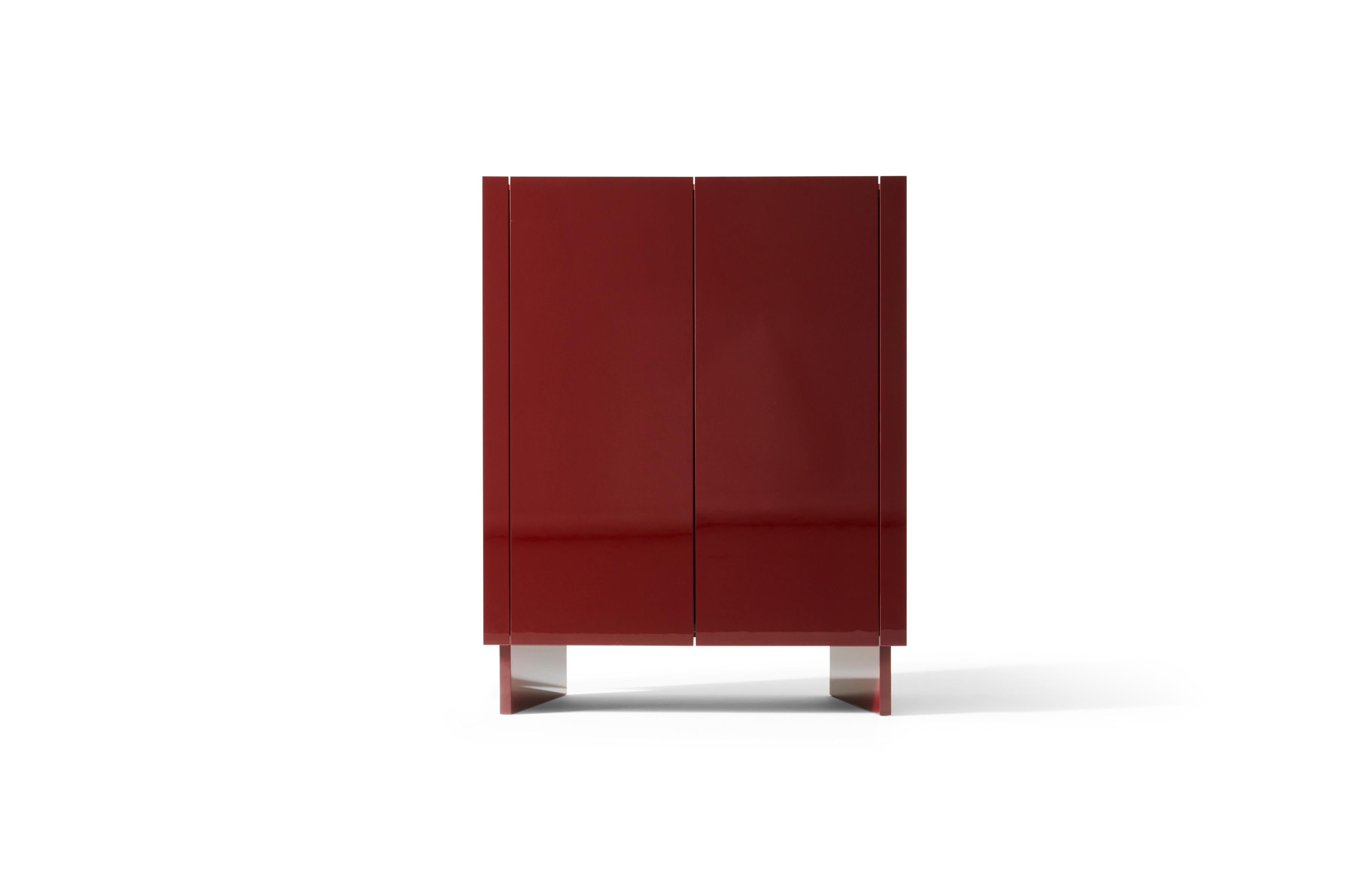 Patricia Urquiola Armadio Hayama per Cassina

Con la sua inconfondibile firma di design, ciò che Patricia Urquiola crea è un invito al viaggio, sotto forma di mobili - attraverso la collezione Hayama, composta da un mobile, un bar, una credenza e