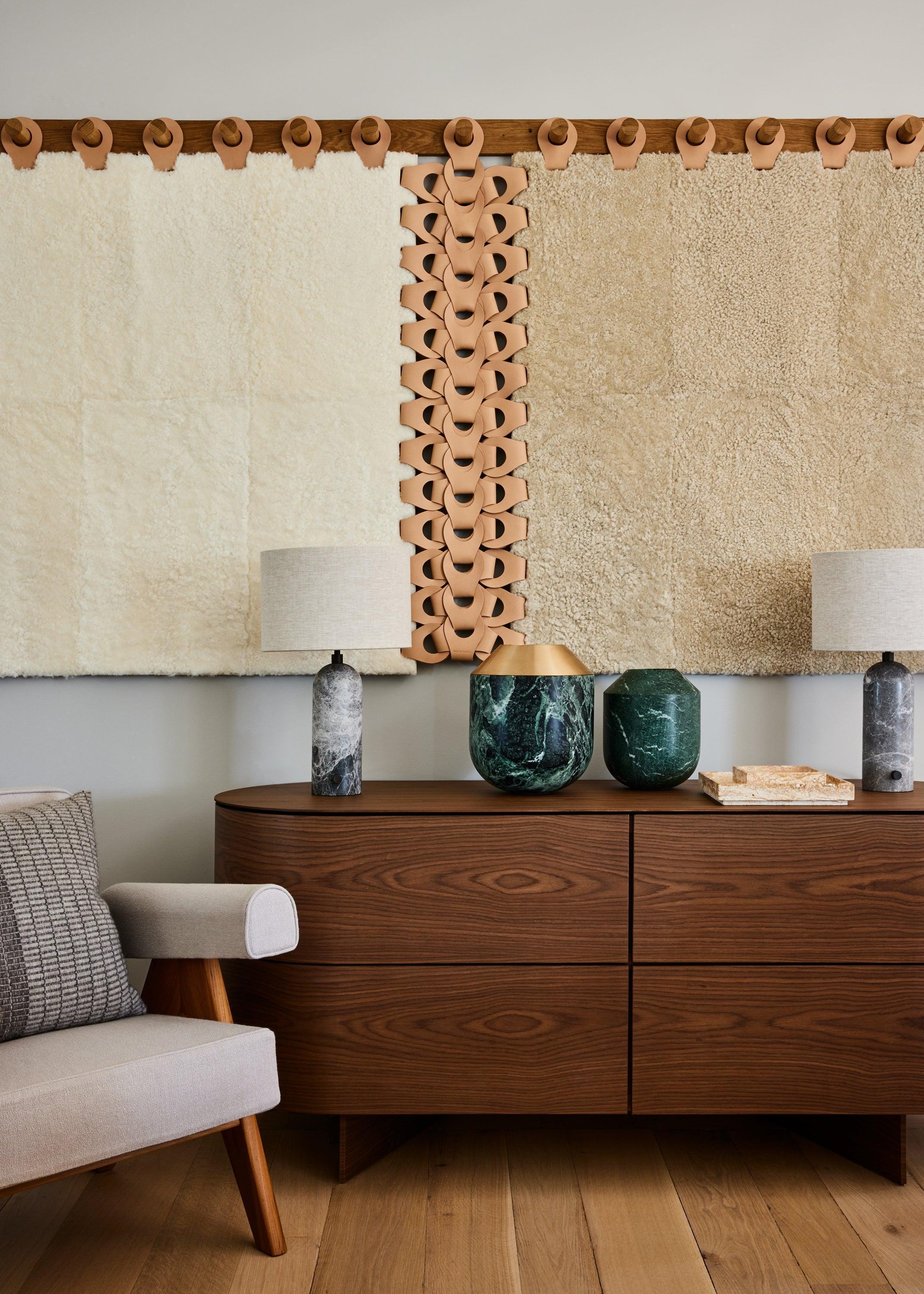 Il modello Patricia Urquiola Rondos 4 cassetti in noce americano di Cassina è l'aggiunta contemporanea perfetta a qualsiasi casa. Con le sue linee eleganti, la finitura liscia in noce americano e i quattro cassetti per riporre gli oggetti, questo