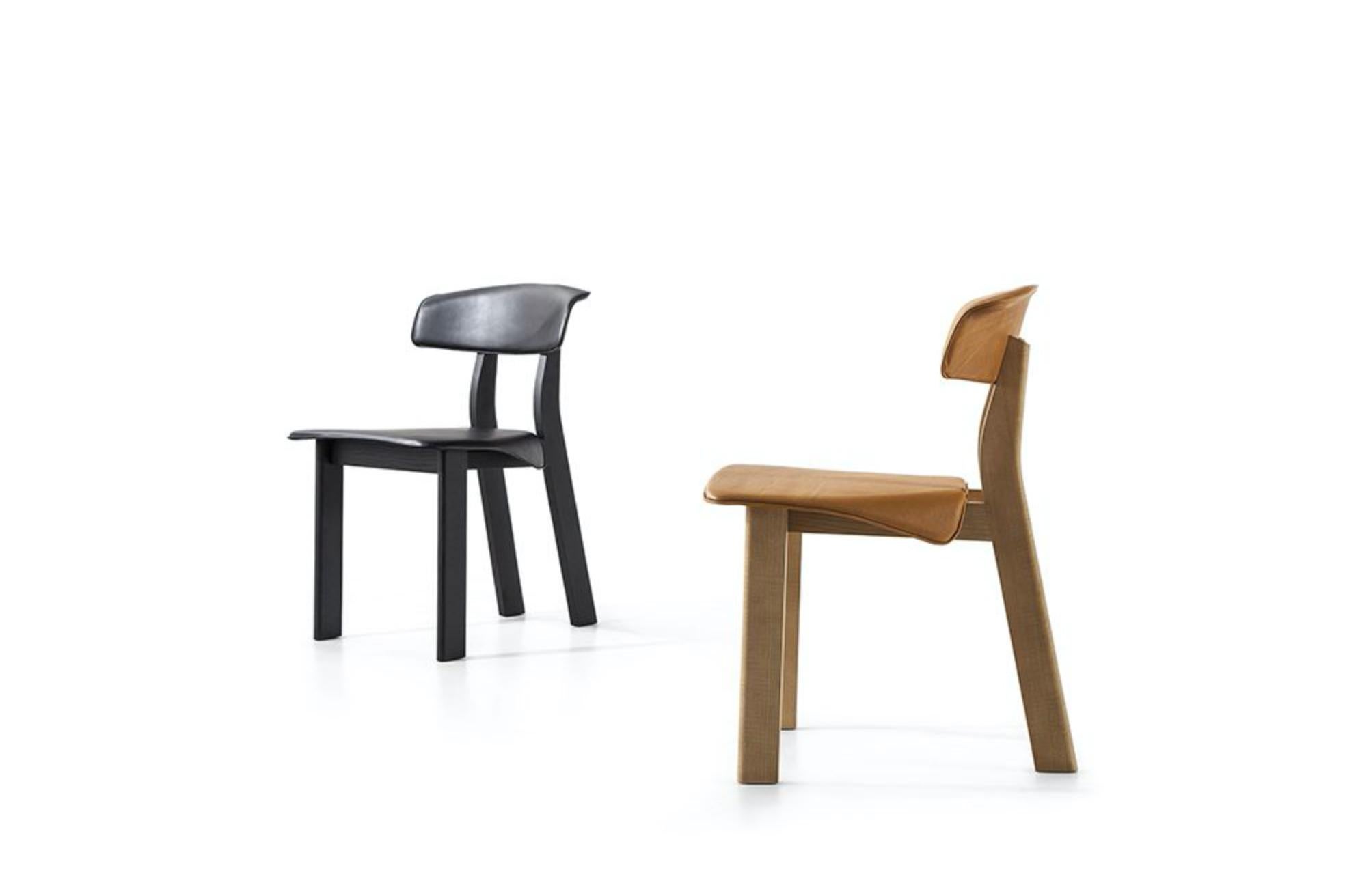  Patricia Urquiola Satz mit zwei Rückenlehnenstühlen für Cassina

Dieser unverwechselbare Stuhl von Patricia Urquiola übertrifft die Stereotypen mit einer kühnen neuen Plastizität und seiner eigenen Persönlichkeit. Die moderne Designstruktur des