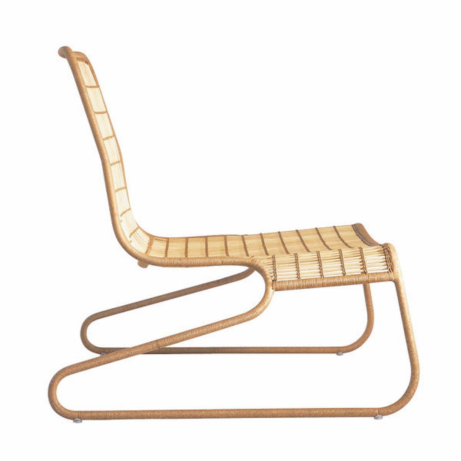 Flo armchair design by Patricia Urquiola for Driade with a painted steel structure covered in wicker in an 'aerial' version.
An armchair that recalls the classic shapes of the Eames but is characterized by the materials used. Ideal for any space.