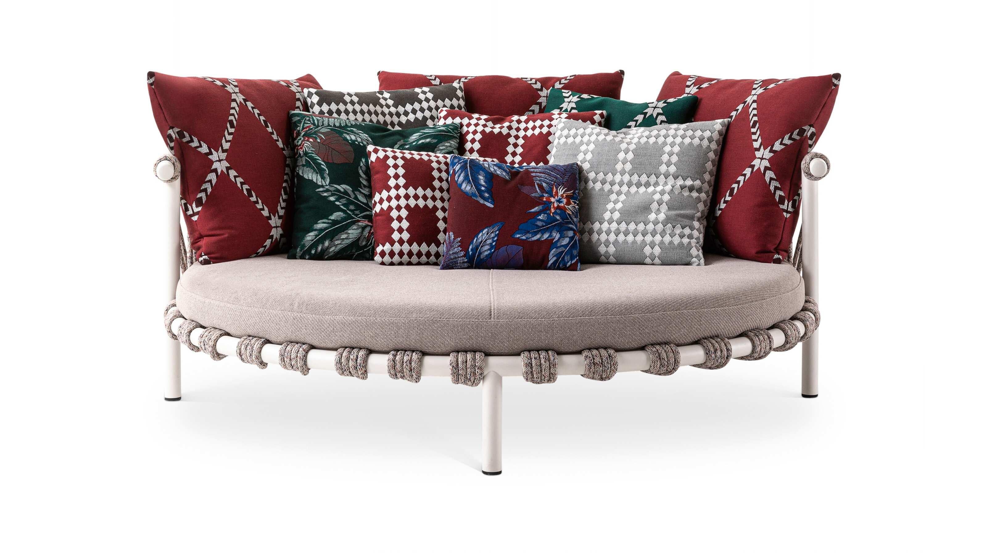 Patricia Urquiola Trampoline 561 Lovebed für Cassina

Patricia Urquiola zelebriert die Freude am Leben im Freien mit einem kühnen Produkt, das von den Minitrampolinen inspiriert ist, die man in den Gärten der Häuser in Grönland findet. Trampoline