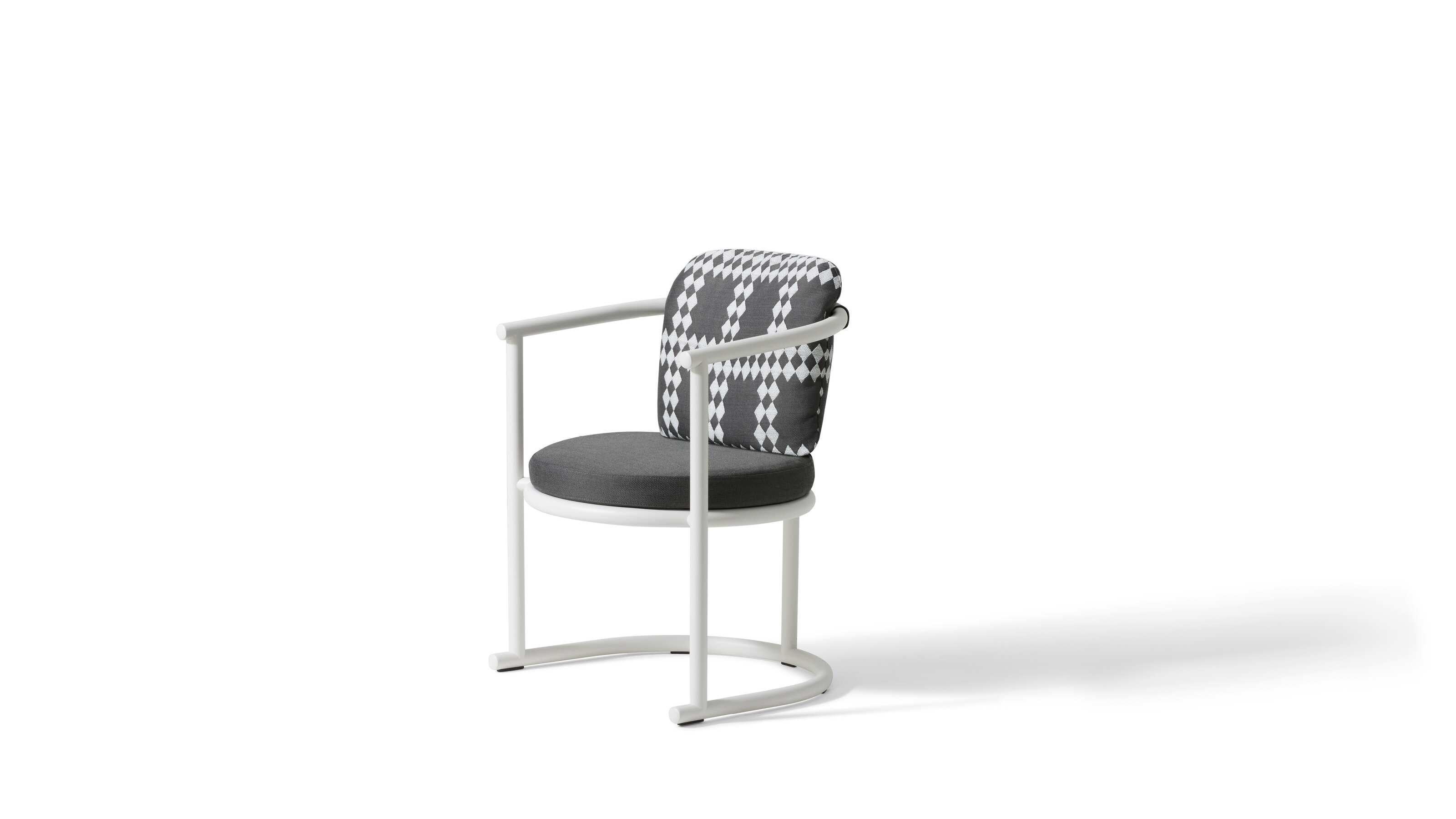 Patricia Urquiola Trampoline-Stuhl für Cassina

Ein Stuhl mit spielerischem Geist, abgerundeten Konturen und einem Hauch von mediterraner Vitalität.

Trampoline Chair ist eine elegante Einladung zur Geselligkeit im Freien. Das Gestell aus