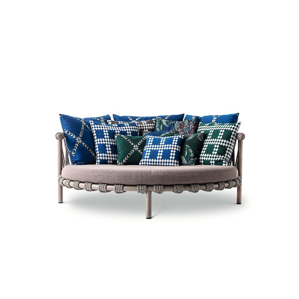 Sofa für den Außenbereich, entworfen von Patricia Urquiola im Jahr 2020. Hergestellt von Cassina in Italien.

Patricia Urquiola interpretiert das Glück des Lebens im Freien mit einem Produkt, das von den kleinen Trampolinen inspiriert ist, die man
