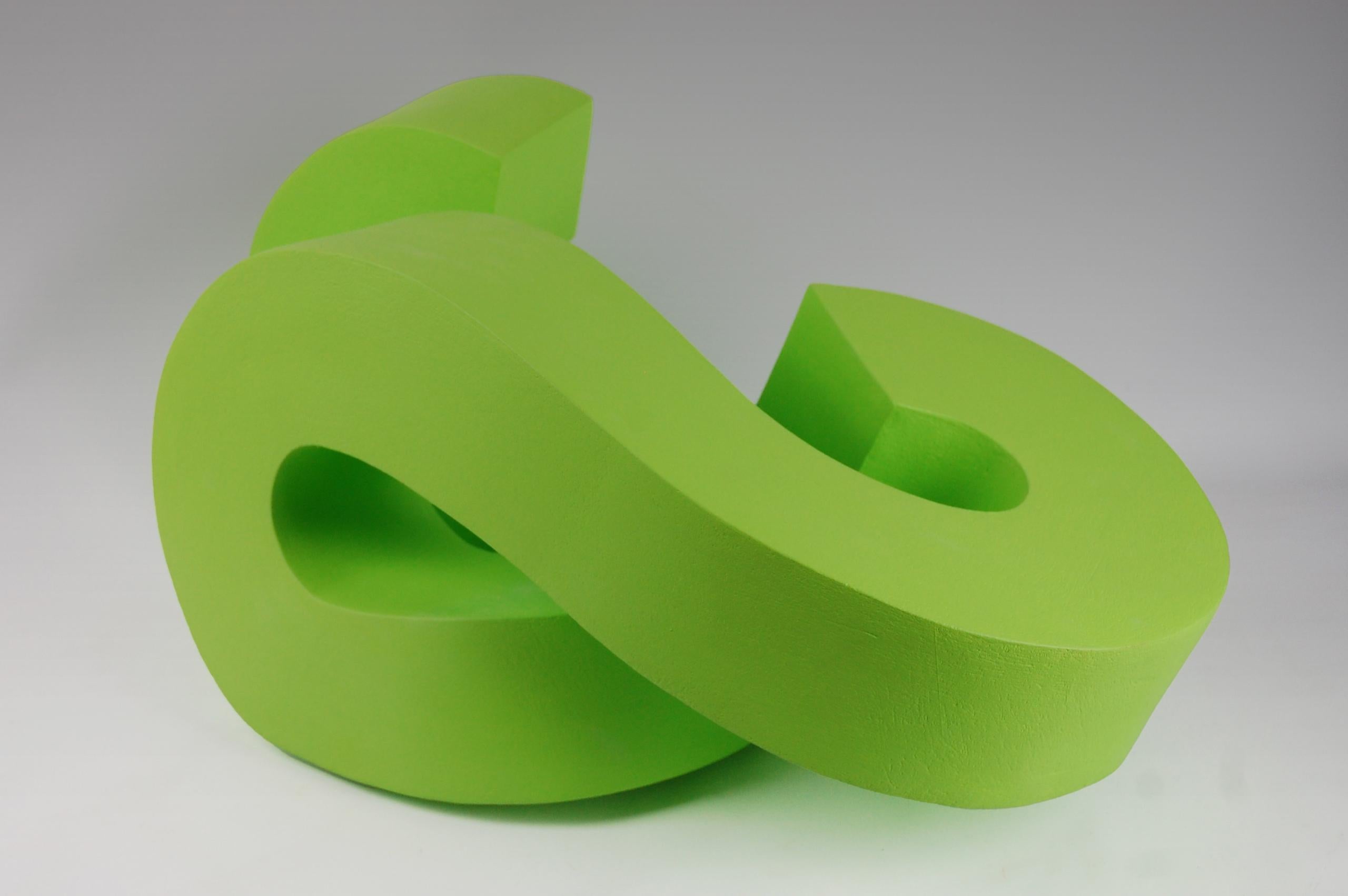 Betwixt de Patricia Volk - Escultura abstracta de cerámica, arcilla pintada, verde, form A en venta 1