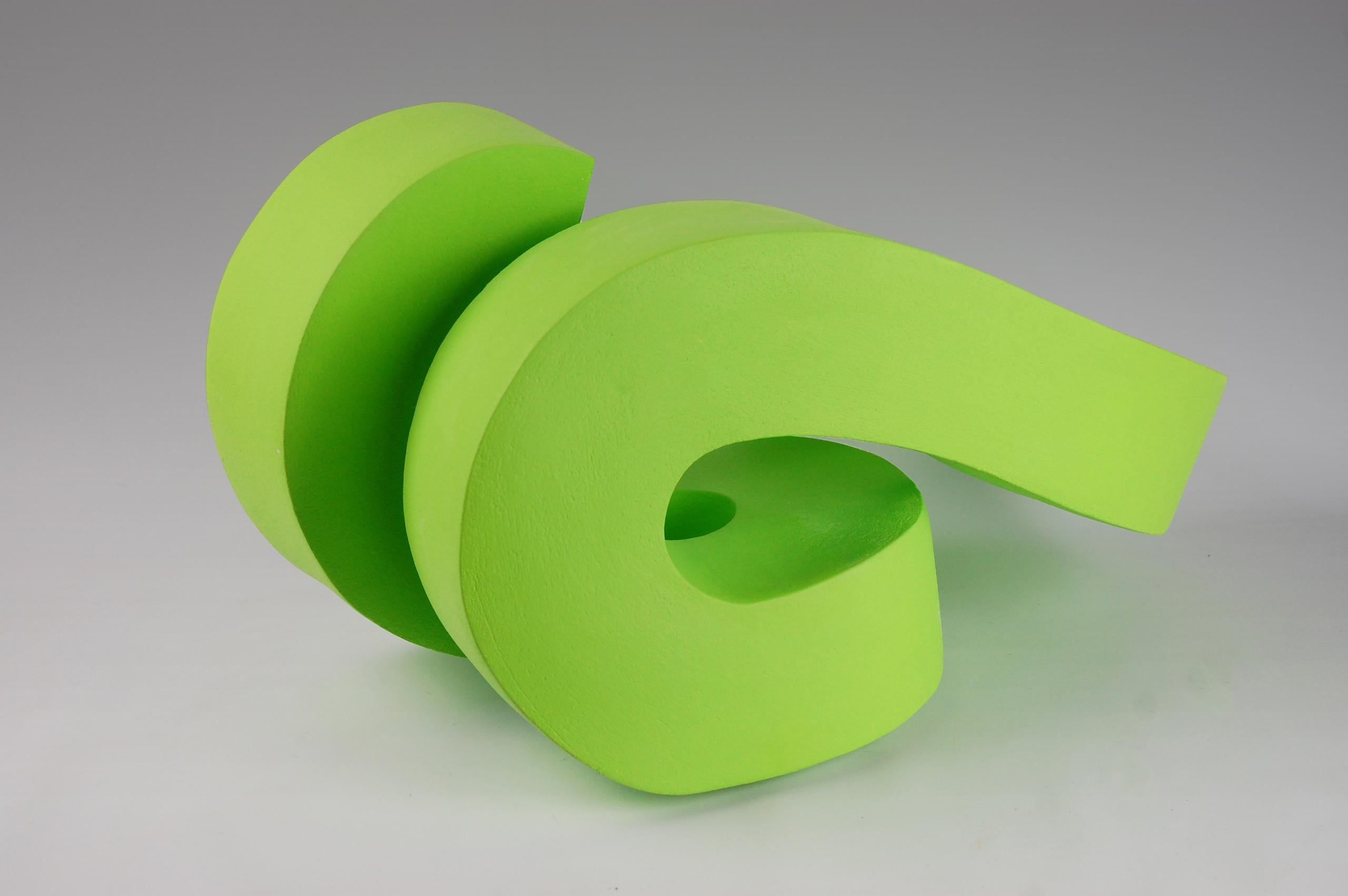 Betwixt de Patricia Volk - Escultura abstracta de cerámica, arcilla pintada, verde, form A en venta 2