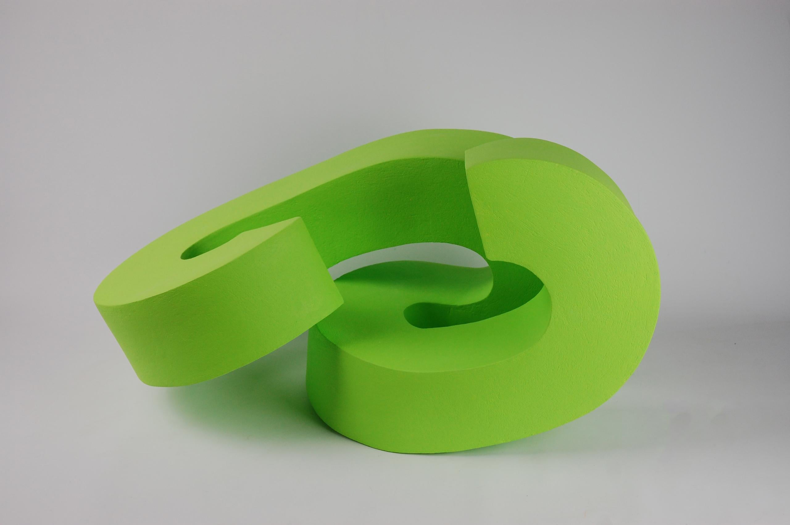 Betwixt de Patricia Volk - Escultura abstracta de cerámica, arcilla pintada, verde, form A en venta 3