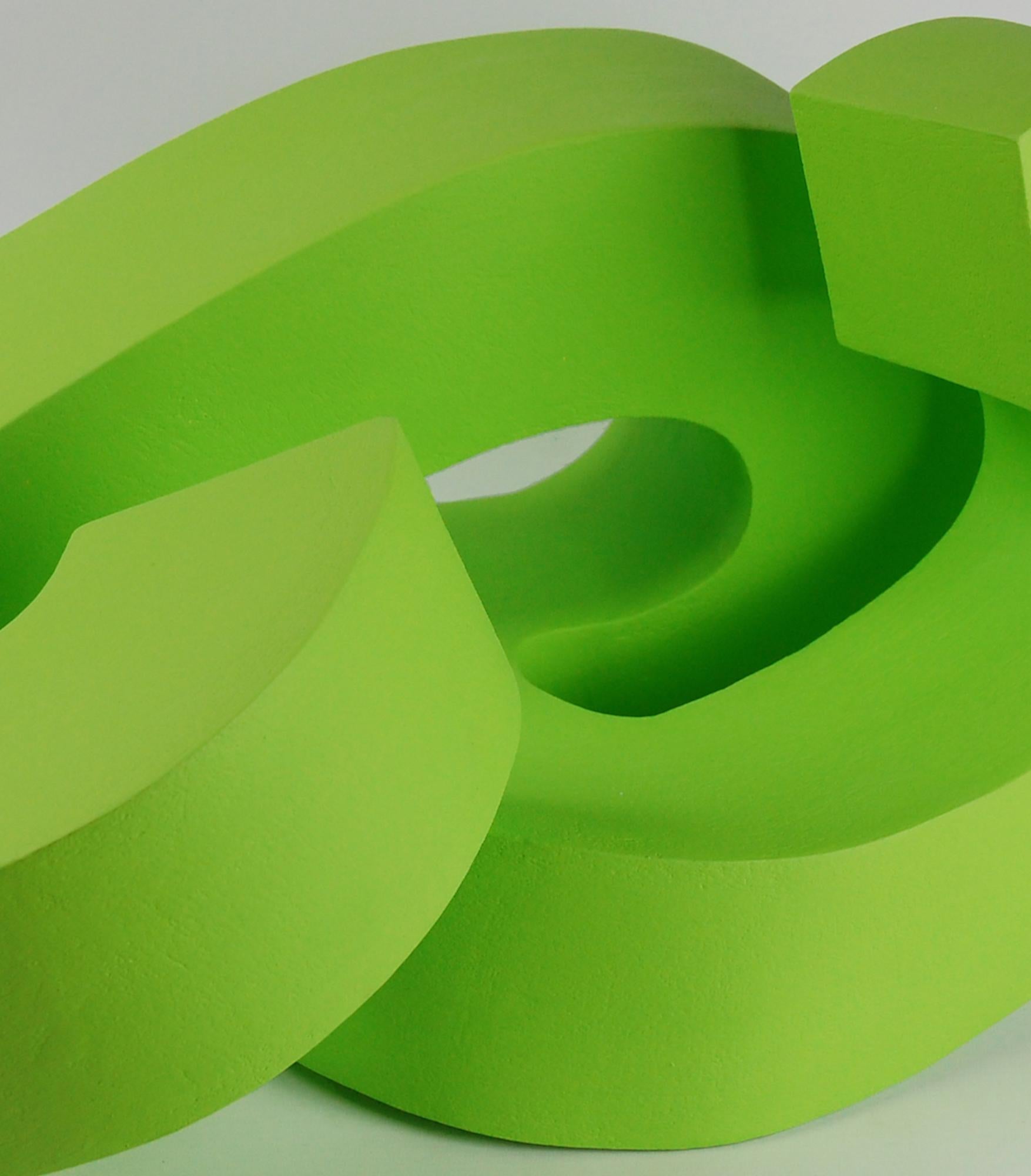 Betwixt de Patricia Volk - Escultura abstracta de cerámica, arcilla pintada, verde, form A en venta 4