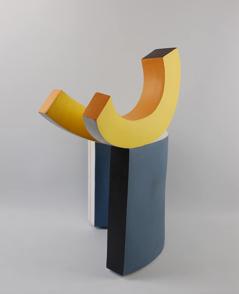 Oiseau de Patricia Volk, sculpture abstraite en céramique peinte, jaune, bleu en vente 1