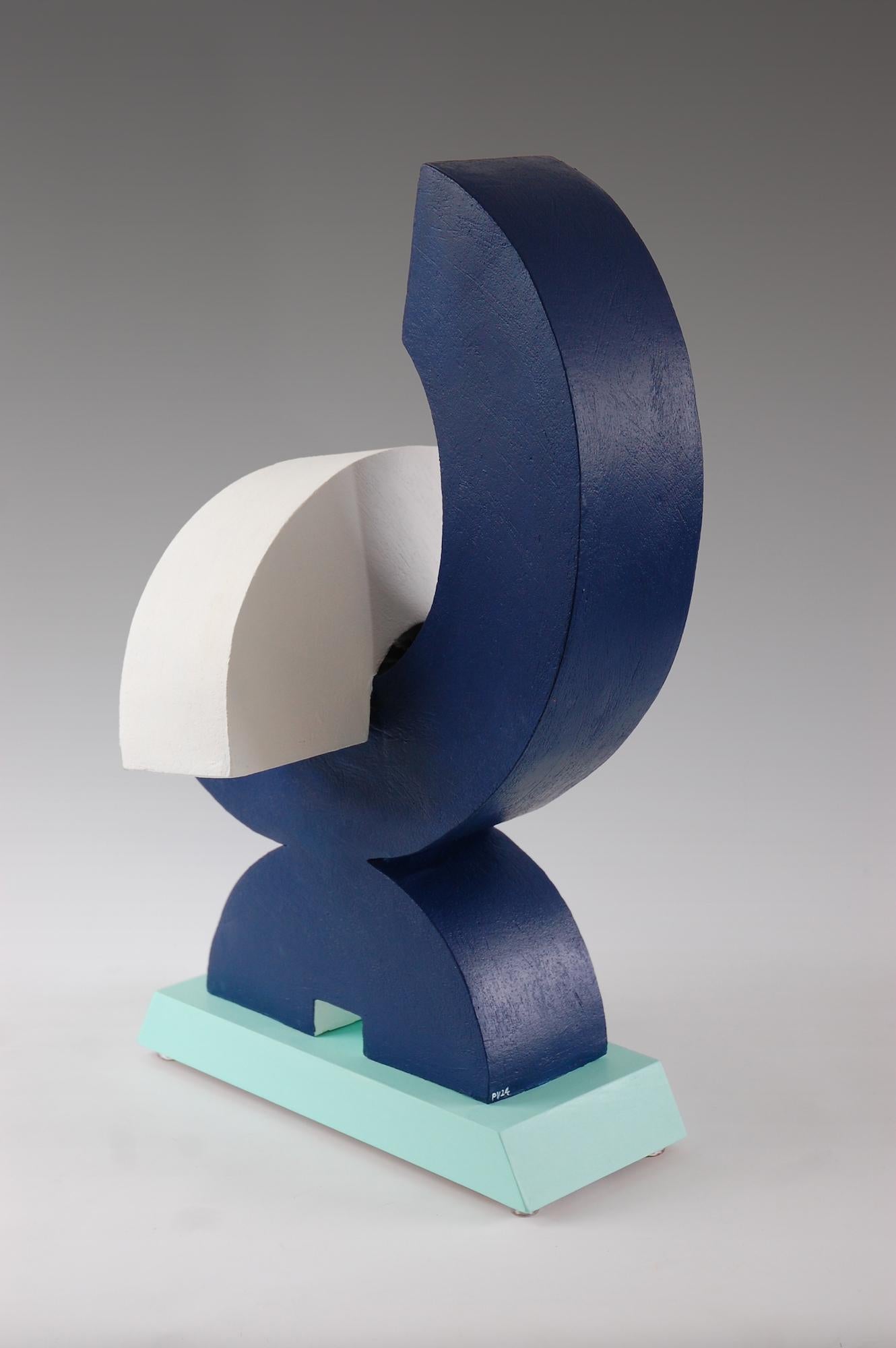 Care by Patricia Volk – Abstrakte Keramikskulptur, gemalter Ton, blau, weiß im Angebot 2