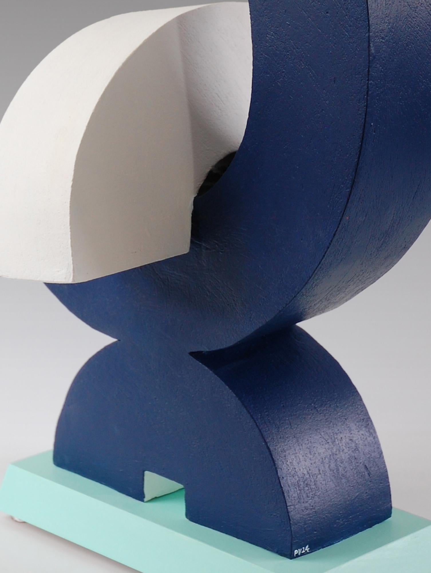 Care by Patricia Volk – Abstrakte Keramikskulptur, gemalter Ton, blau, weiß im Angebot 4